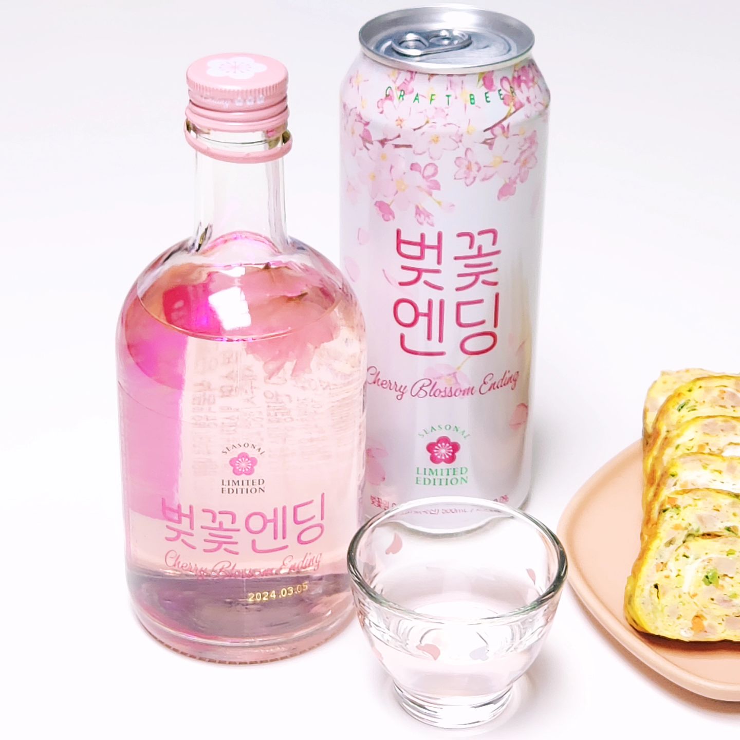 #협찬 🌸벚꽃엔딩_벚꽃수제맥주, 벚꽃주

🍺벚꽃엔딩 수제맥주(500ml, 3.0%)
- 라즈베리와 국내산 벚꽃잎이 들어가 상큼 달콤한 맛과 향이 특징!
- 깊은맛과 풍미에 비해 도수는 낮아서 부담 없이 먹을 수 있어 좋았어요 

🍶 벚꽃엔딩 벚꽃주(375ml, 15.0%)
- 요 벚꽃주는 국내산 사과와 겹벚꽃이 들어갔고,
- 무엇보다 술병내에 하늘거리는 예쁜 벚꽃잎과
- 구성품 LED코스터가 감성 충만..🌸 
- 연구개발해 특허 출원한 특별한 제품이라 그런지 맛있더라구요

봄도 다가오고 곧 벚꽃축제 소식도 들려올텐데 벚꽃엔딩과 감성에 젖어보시는 건 어떠실까요♡?

제품구매는 전국 GS25와 술마켓에서 구입 가능!
제품정보는 전용 웹사이트(www.벚꽃엔딩.com)를 참고하셔요
-
📌#ye또먹_협찬 #ye또먹_술
#GS25 #벚꽃엔딩 #벚꽃 #cherryblossom #벚꽃축제 #벚꽃명소 #벚꽃놀이 #벚꽃엔딩맥주 #벚꽃엔딩벚꽃주 #편의점맥주 #편의점술 
#먹팔 #먹스타소통 #맛집추천 #먹스타맞팔 #맞팔 #좋반 #좋아요 #foodstagarm