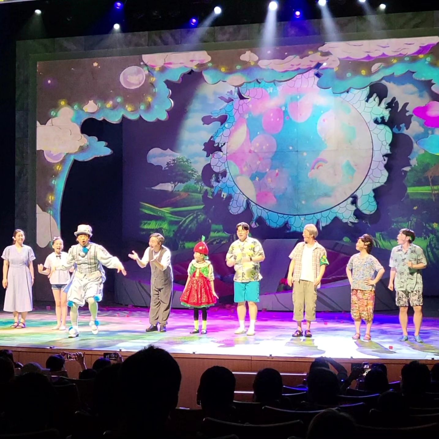 .
#여름방학가볼만한공연 #수박수영장

국립중앙박물관 극장 용에서 공연중인
#어린이뮤지컬 수박수영장을 보고 왔는데요

다양한 포토존이 마련되어 있어서
예쁜 사진도 찍고
수박미끄럼틀도 신나게 체험하면서
어른 아이 할 것 없이 신나게 즐길만한 공연이었어요

관객과 함께 호흡하면서 즐기는 공연이라
시간 가는줄 모르고 즐겼던 시간:D

여름방학에 아이들과 시원하고 달콤한 공연
#뮤지컬수박수영장 즐겨보세요~

📌뮤지컬 <수박수영장>
✔️공연장소: 국립중앙박물관 극장 용
✔️공연기간: 2024.07.06(토) ~ 08.25(일)
✔️관람연령: 24개월 이상
✔️관람시간: 75분

#극장용 #아이와볼만한공연 #아이와가볼만한곳 #아이와함께 #여름방학 #뮤지컬 #공연스타그램