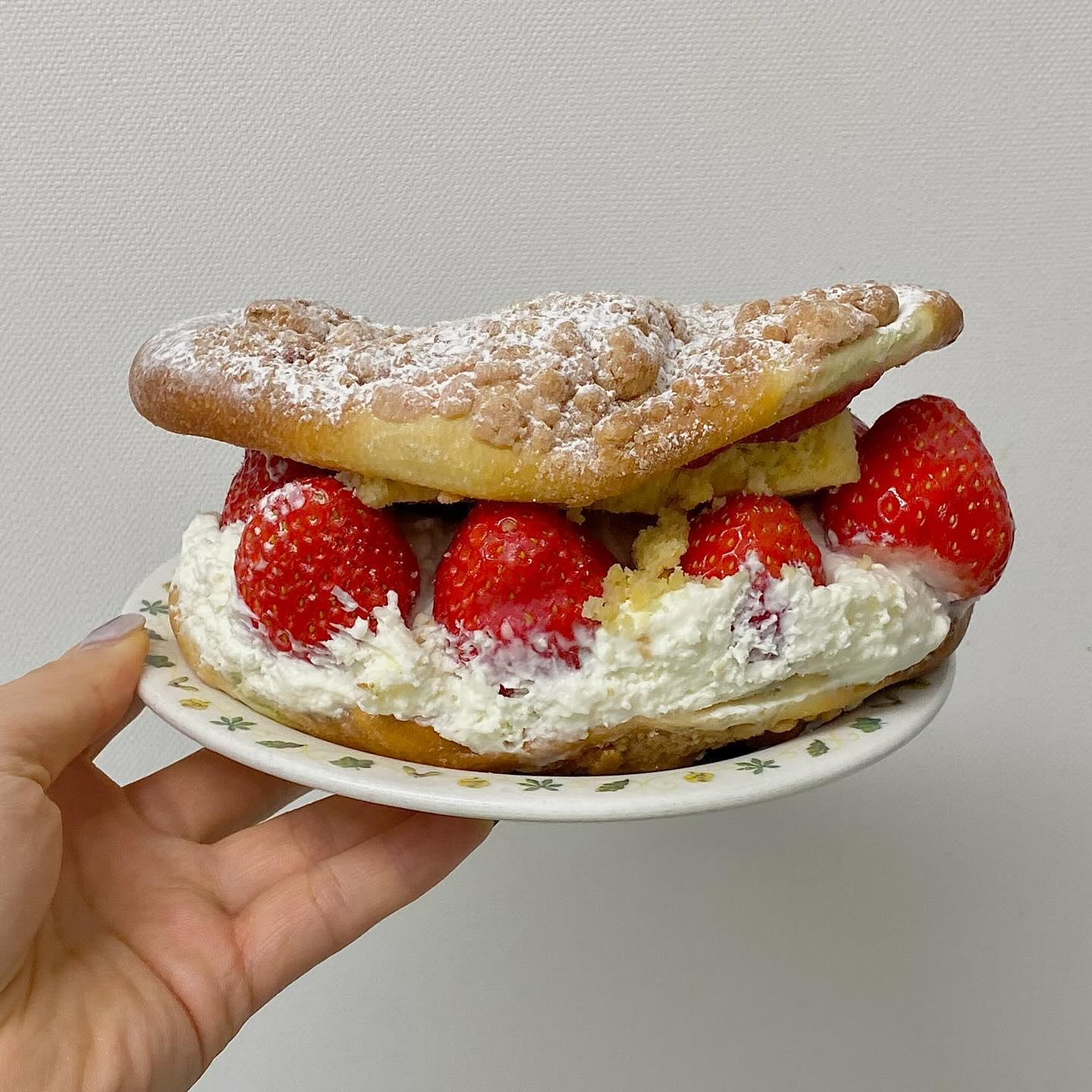 📍#부산 #초량온당

#딸기생크치미니모스 7,500
딸기 생크림 치즈케이크 미니(?)맘모스🍓🧀
이거 한입 먹고 와 이래서 초량 맘모스 하는구나 싶었읍니다..
완두앙금과 생크림 치즈케이크의 조화가 미쳤음
진짜 솔띡히 뻔한 아는 맛일텐데 비싸고 사지말까 했는데
뻔한 맛 아님 입 안에 에버랜드🎊💫

라인업에 이게 있다면 무조건 겟 하시와요
딸기도 엄청크구 달고 가득 들었어요 ㅜ
종종 먹다가 과일 부족한 디저트 짜증나는데
첫입부터 막입까지 전부 딸기와 함께함 ... 🩷

-
#캐슬제로_부산 #부산카페 #초량동 #초량카페 #부산맛집 #부산여행 #부산빵지순례 #부산빵집 #부산역카페 #부산디저트카페 #빵스타그램 #빵택배 #부산핫플 #부산여행코스 #초량온당맘모스