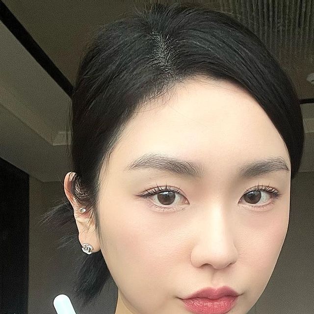 L E N A on Instagram: "#광고 Skincare is everything <3 . . . . . 간간히 올라오는 트러블 피부를 진정시켜주는 임피엘 시카 비건 아크네 클리어 앰플 효과가 금방 나타나진 않지만 꾸준히 사용하면 확실