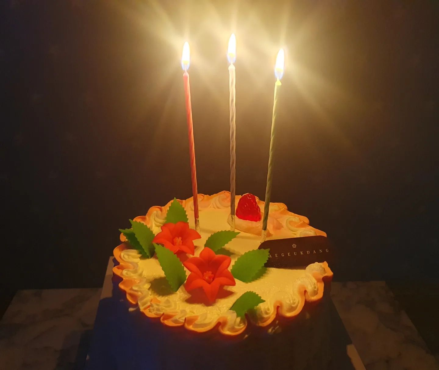 #협찬
추억의 #태극당 #크리스마스케이크
어린 시절 먹었던 #버터케이크 정말 오랜 만이에요

크리스마스 패키지 제품으로 모나카, 전병은 50% 할인 하구요
케이크 구매시엔 토퍼와 엽서까지 줘요

연말연시 분위기 물씬 풍기는 #태극당더현대서울점 
본점까지 가지 않아도 80년 전통 태극당 만날 수 있어요

taegeukdang

#더현대서울케익 
#더현대서울크리스마스선물
.
.
.