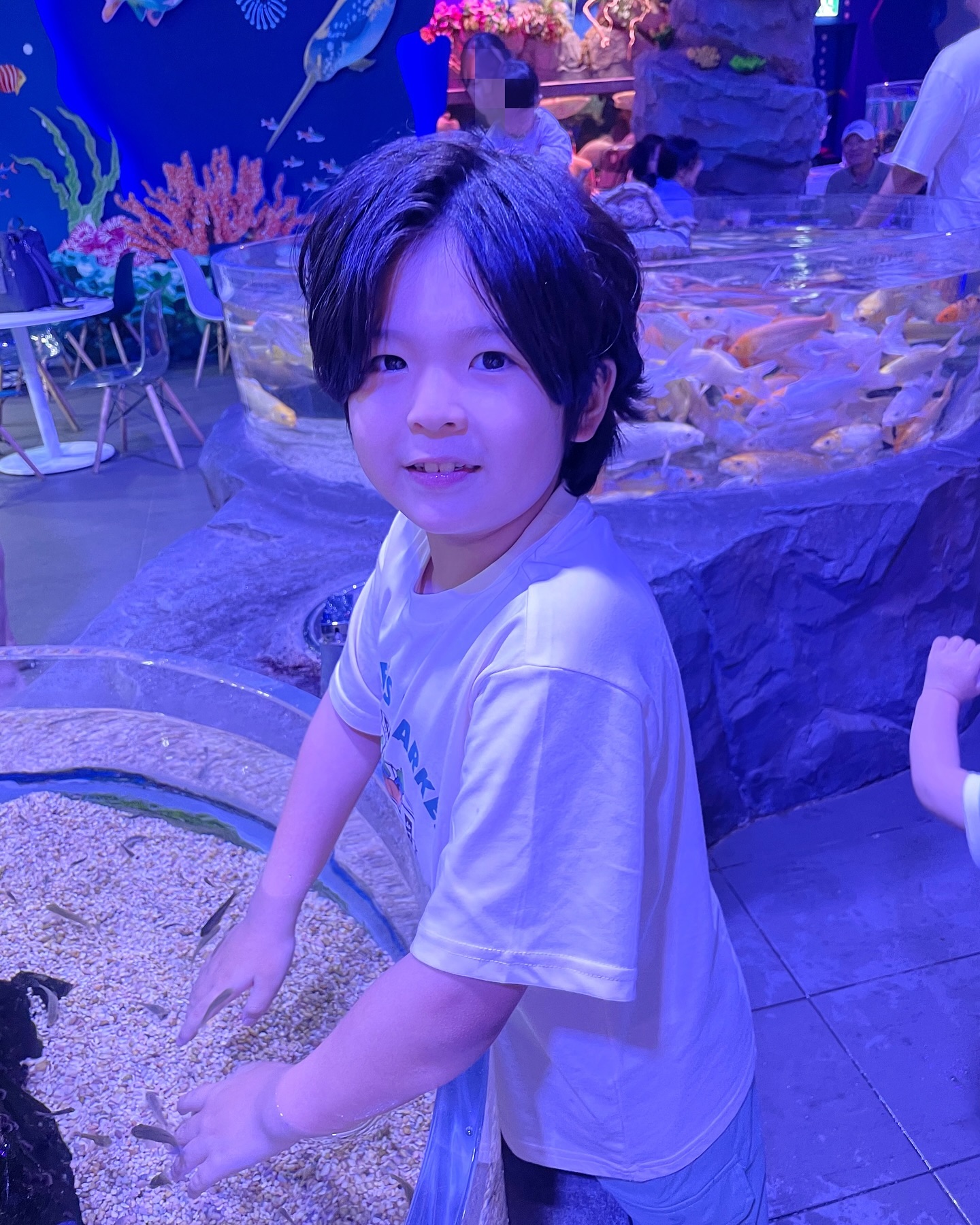 #일상 
스타필드 고양 원더래빗 구경하고 
바로옆 아쿠아카페 갔어요 
닥터피쉬 체험도 하고 
잉어 먹이주기도 하고 
아기상어도 구경했네요 

벌써 목요일이라니 !!
시간이 후다닥 지나가네요

starfield.official 
aquafield.official 

#스타필드 #스타필드고양 #아쿠아카페 #원더래빗 #아쿠아필드 #주니어 #주니어모델 #키즈모델 #키즈인플루언서 #남아 #정이형제 #형제