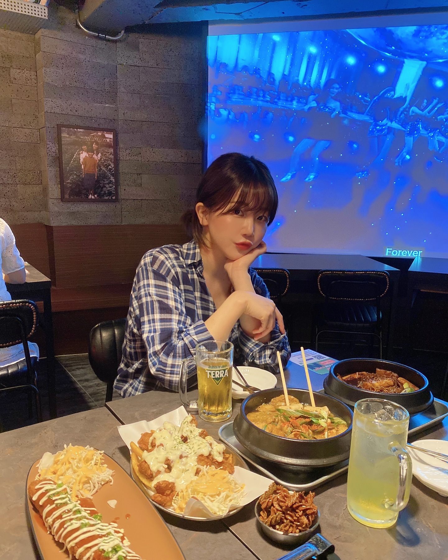 #협찬 가격보고 사장님부터 걱정되었던 가성비 맛집 #월포맥주 가 건대 먹자골목에 새로 오픈해서 달려가봤죠🤎

직원을 호출하지 않고 테이블 앉은자리에서 QR코드로 메뉴판을 천천히 구경가며 편리하게 주문할 수 있구요! 

튀김류, 구이류, 볶음류, 국물류, 마른안주류 등 술과 함께 든든하게 먹기 좋은 안주부터 맥주와 함께 가볍게 먹기 좋은 안주류까지 메뉴가 다양하고 술, 하이볼 종류도 다양하게 준비되어있어요:) 1차로 와도 2차로 와도 너무 딱 이였습니다🍻🍢🍜

매장이 깨끗하고 테이블 간격도 넓어 쾌적했구요. 가성비와 반비례하는 맛과 양 또한 굿뜨! 대표메뉴 짜장떡볶이 너무 맛있었어요🌚♥ 

오픈 초반이신데도 많은분들 오셔서 금새 자리 꽉 채우더라구요.건대에서 핫한 술집에서 모임 & 데이트 그 어떤 만남이든 성공🫶🏻

📍월포맥주 wolpo_maegju
▫️ 서울 광진구 아차산로29길 8 지상 2, 3, 4층
▫️월-목,일 16:00-02:00/ 금-토 16:00 04:00 
▫️ 0507-1469-7480

 
#건대술집 #건대술집추천 #건대입구술집 #건대입구역술집 #화양동술집