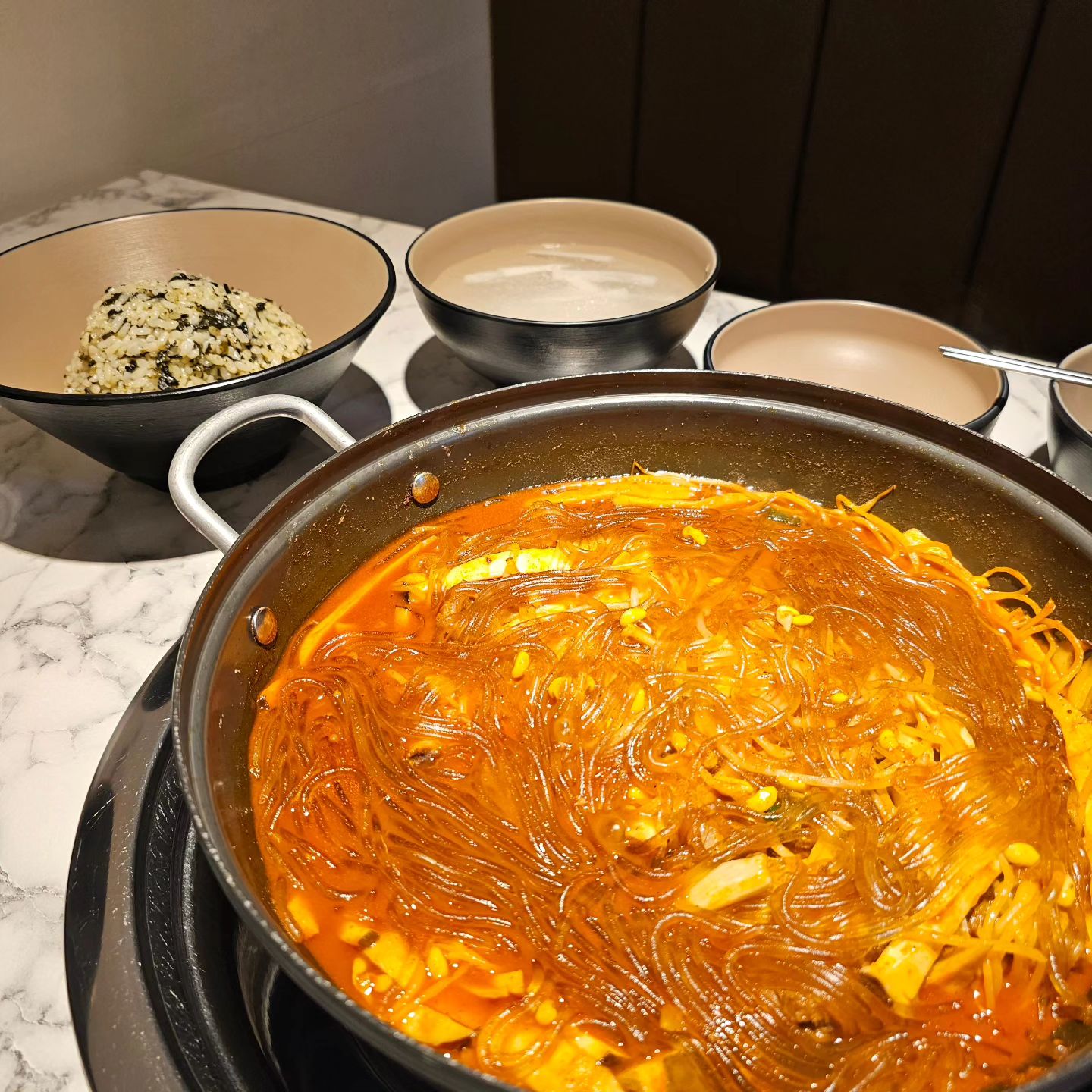 •
-
등갈비가 이런 맛이 날 수 있다니
.
잘 익어서 뼈랑 바로 분리되고
.
양념도 잘 베어서 한 입 먹으면 행복해져버리는 맛
.
매밀전에 고기랑 야채 싸서 먹으면 이것은 천국
.
여기는 곤드레밥이 포인트!!
.
향이 미쳐 버렸음
-
#동탄2맛집#화성맛집#영천동맛집#화성한식#화성갈비#화성등갈비#화성찐맛집#화성데이트#영천동갈비#영천고기집#화성고기집#화성아이동반#화성맛집추천#등갈비맛집#백본가