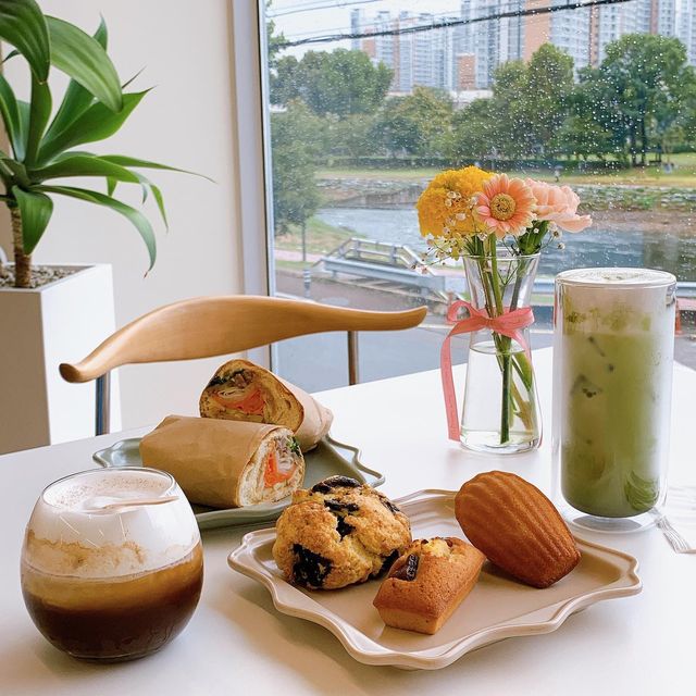 김채아 on Instagram: "#협찬 경산 플라워카페이음💐🍵🌯 ⠀ 꽃집이랑 카페를 같이 하는 플라워카페 이음을 다녀왔어요☺️ ⠀ 1층은 꽃집과 메뉴를 고를 수 있는곳이고 2층은 카페