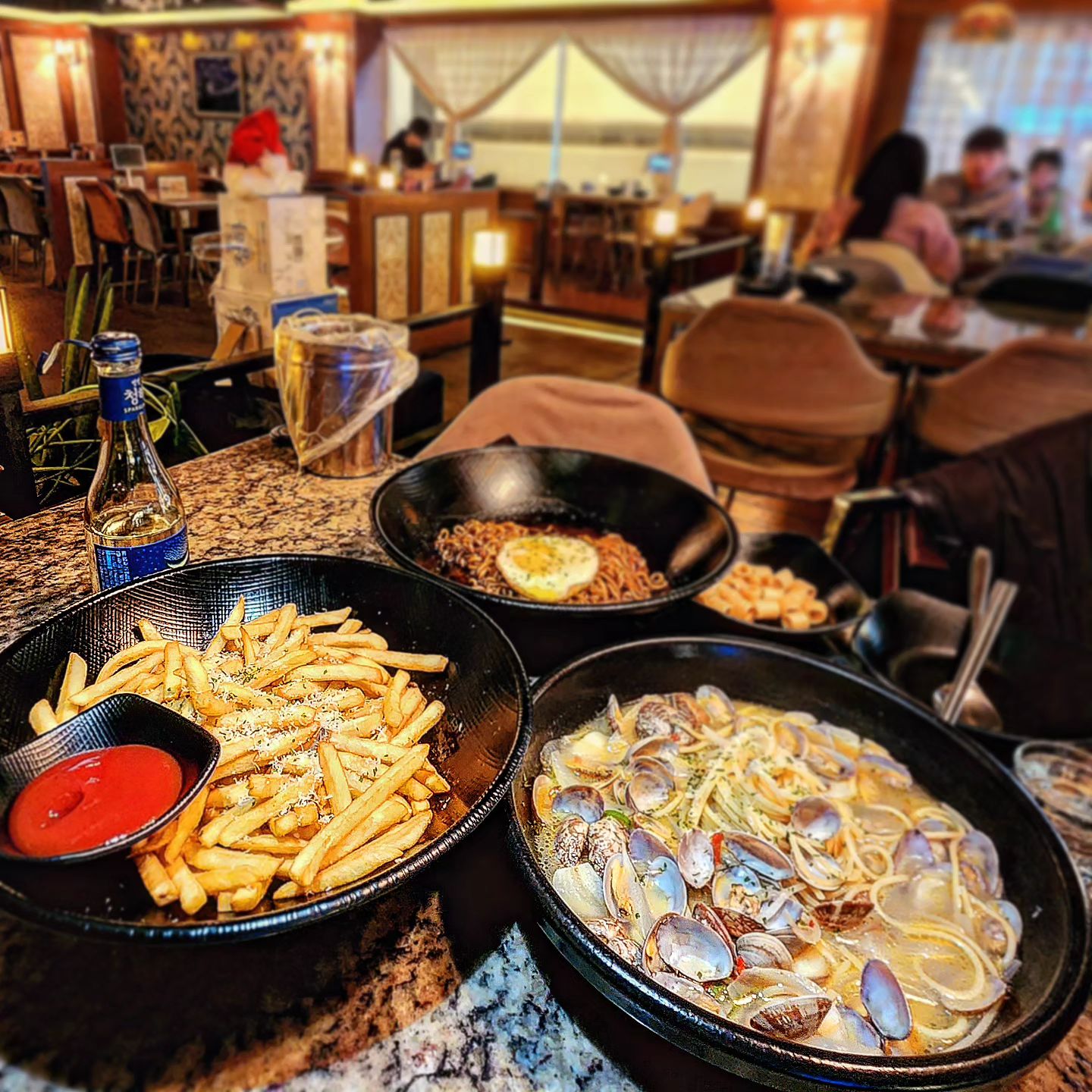 #협찬 #엔틱정

신논현역 엔틱정!!! ❤️
분위기도 좋고 가격도 착하디 착한데 맛까지 좋은 신논현맛집이에요!!

안주 하나하나가 풍성해서 정말 풍요로웠고,🌟
탕후루하이볼도 있던데 넘 맛있겠더라고요🎀

사랑스러운 레스토랑 인테리어라서 데이트하거나 소개팅하기에도 넘 좋을 것 같아요!!

트러플 감자튀김 갓 튀긴 깨끗한 맛의 감자튀김에 트러플 향이 솔솔 나서 정말 행복한 맛이었구요!

짜파게티도 잘어울리고, 바지락 잔뜩 올라간 파스타도 너무 좋았습니다💗

바지락술찜 ₩20000
트러플짜파게티 ₩6000
트러플감자튀김 ₩8000
별빛청하 ₩6000

 #엔틱정강남점 #엔틱정논현점 #엔틱정강남논현점 #강남맛집 #신논현맛집 #논현동술집  #맛스타맞팔 #강남술집 #논현동데이트 #논현맛집 #일상 #소통 #선팔 #맞팔 #팔로우 #먹팔
