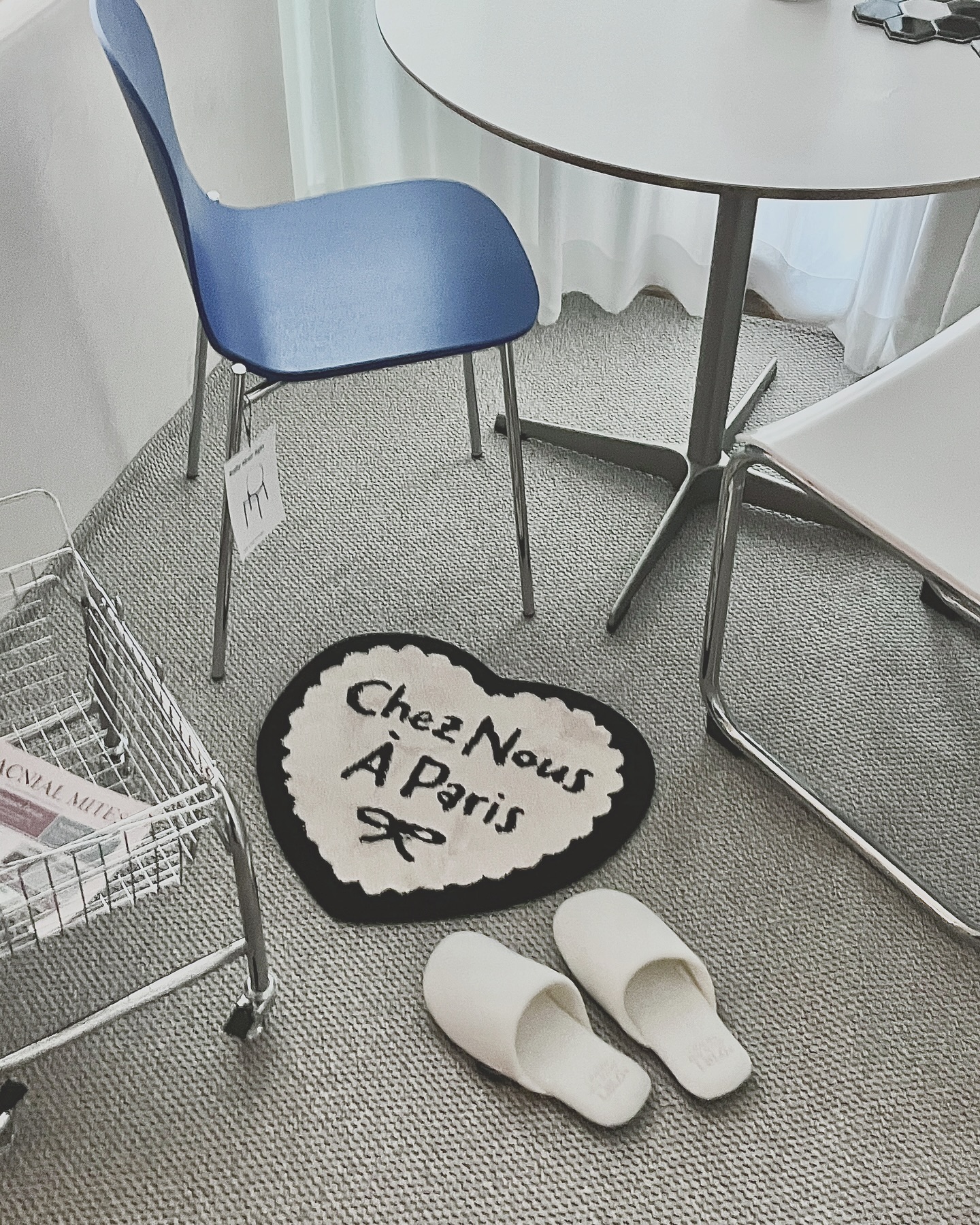 제품제공 | x chez_nous_a.paris 

쉐누아 파리의 쿠키 앤 크림 발매트 에요 🖤🤍
하트모양으로 넘 귀엽지 않나요?.ᐟ 
뽀인트로 넘 잘 사용중이랍니다 ❤︎❤︎

#쉐누아파리 #쿠키앤크림발매트 #차렵이불 #발매트추천 
#블랙화이트이불 #차렵이불추천 #안방꾸미기 #오늘의집 
#방꾸미기 #집꾸미기 #침실꾸미기 #침실인테리어 #침실테리어