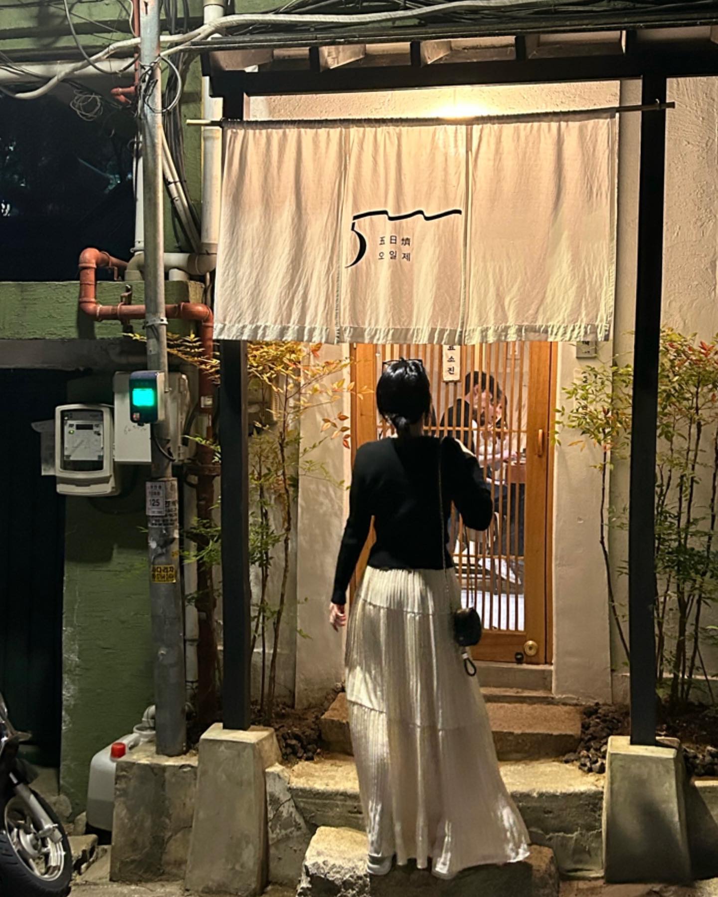 제가 일년전부터 진짜 가고싶었던 
오일제! oilje_official 

가마솥 밥부터, 미역국 하나인 메뉴가
너무 매력적이였달까요 (?) 
소중한 사람들 생일 땐 늘 여기가 
떠오르곤 했는데 
오일제 1주년 기념 예약에 성공하고,
젤 소중한 사람과 다녀왔어요!🌸

기대 안한다더니 들고 마시는 
엄마…. 꽤나 맘에 들었는지 
낮에도 드시러 오시겠다고 하네요 :) 
오랜만에 기분 좋은 식사였어요!🤎

#한남동맛집 #삼각지역맛집 #맛스타그램 #오일제 #미역국맛집 #생일상