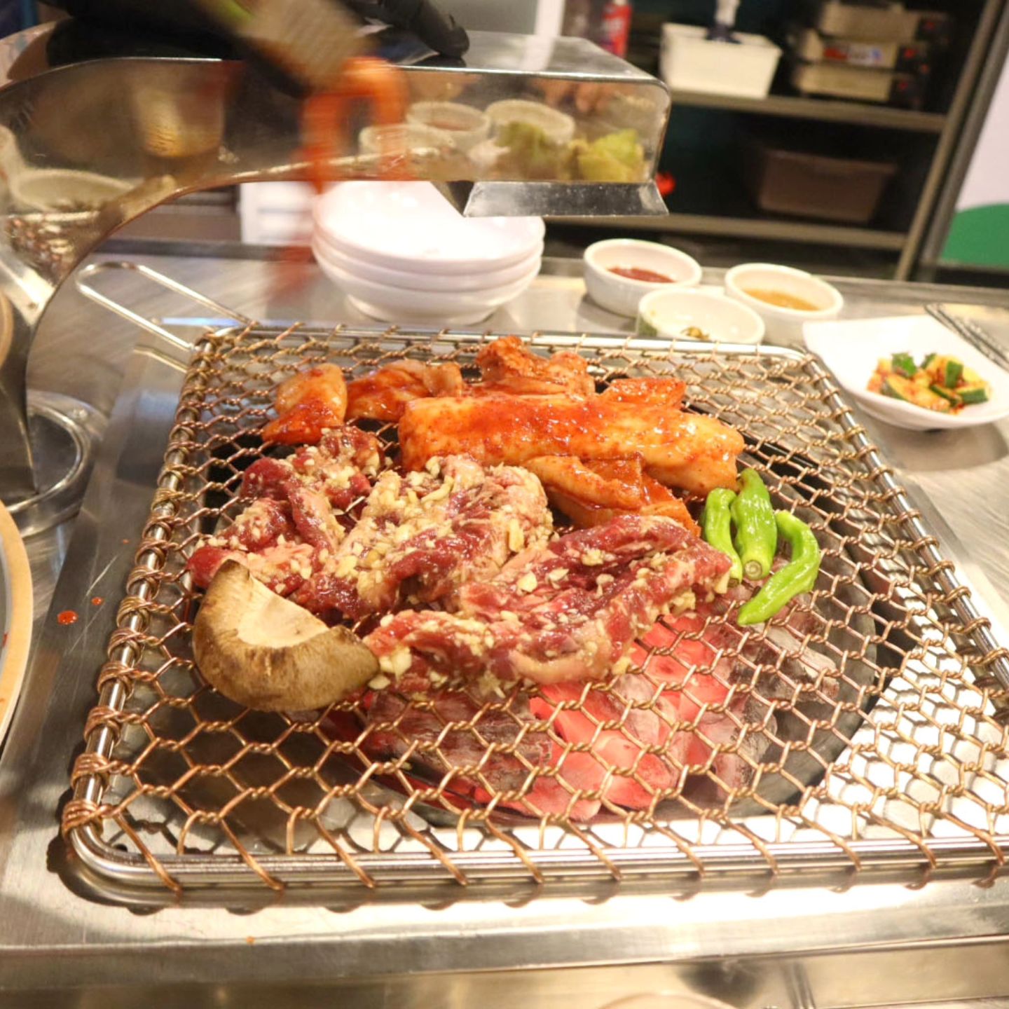 #협찬
눈길을 뚫고 간 보람이 있게 부모님이랑 너무 맛있게 먹고온 #곱창맛집 세광양대창 진월점
최근 먹었던 곱창 중 제일 맛있게 먹어서 가까운 시일에 오빠랑 가야겠다고 바로 생각이 들었어요. 평일이여도 손님이 정말 많아서 놀랐는데요, 한 입 먹어보니 바로 이해가더라구요.🫠🫠🫠

세광양대창은 최상급 원육으로 대창구이, 곱창구이, 막창구이, 특양구이를 맛볼 수 있는 맛집인데요. 최고급 숯불로 구워먹기 때문에 고기 자체도 맛있지만, 담백하고 고소한 고기에 숯불향이 입혀져 정말 끝내주더라구요.😍😍

양념구이기 때문에 잘못하면 탈 수 있는데 직원분들이 잘 구워주셔서 너무 맛있게 먹었어요. 또 시야를 가리지 않는 하향식 환기구조로 냄새나 연기걱정이 없어 편하게 식사를 할 수 있어서 데이트나 모임, 회식하기에도 안성맞춤이였답니다.

이번에 모둠구이에 마늘 소갈비살이 추가되어 대창, 막창, 특양과 함께 다양하게 맛볼 수 있었는데 소갈비살은 마늘소스로 숙성시켜 입에서 살살 녹더라구요.
대창은 양념이 되어있어 매콤하면서 부드럽고 고소했고, 쫄깃한 식감의 막창과 아삭한 식감의 특양이 하나같이 엄지척이였답니다. 나중에 따로 마늘 소갈비살과 막창구이를 추가해서 더 먹었어요. 고기들이 다 맛있어서 술도 더 마시게 되더라구요.😆😆

전용 소스 육장이 있어 각 부위에 따라 취향대로 찍어먹으면 되는데요. 사실 고기 자체가 맛있어서 안찍어먹다가 찍먹했더니 감칠맛폭발이라 나중엔 찍어먹게 되었답니다.

추가로 먹었던 계란찜은 부드러우면서 감칠맛이 좋았고, 해장탕면은 콩나물이 들어있어 국물이 시원하면서 칼칼해 입안에 있던 고기기름을 싹 내려줘 마무리로 딱이더라구요.
부모님과 맛있는 식사를 하고 와서 대만족했었던 #광주곱창맛집 곱창을 좋아하시는 분들은 꼭 드셔보시길 바래요

#세광양대창진월점#광주곱창#광주맛집 #진월동 #진월동맛집 #진월동술집 #진월동곱창 #광주곱창전골 #양대창맛집 #광주핫플