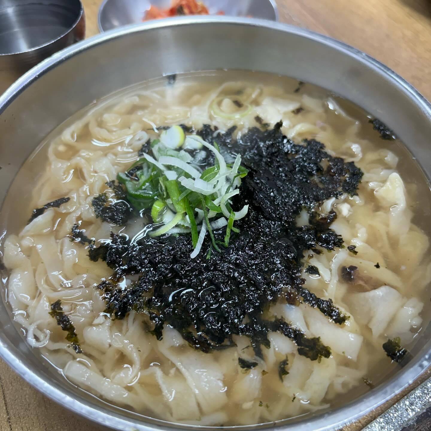 #위티_황학동 #위티_칼국수

📍할아버지칼국수
서울 중구 마장로9길 43-3

평일 10:00-19:30
주말 10:00-20:30

🚗 주차불가 

정말 오랫동안 맛지도에 저장만 해놓고 할아버지가 운영할땐 영업시간이짧아 다녀오질 못한곳 인데 😂

아드님이 이어서 장사하시면서
영업시간이 늘어났어요!

동대문 갔다가 생각나서 냉큼 갔다왔습니다 

3시 넘어서 갔는데도 웨이팅 했구요 
자리가 많진 않지만 회전율 좋아요

면이 정말 신기하지 않나요 
그리고 여긴 비법 다대기가 맛도리에요 
다대기도둑까지 있으정도 ㅋㅋ
(다대기도둑님 사진 가게에 박제되어있어여🤣)

찐노포 감성에 연예인 싸인도 많은곳
절대 후회하지 않을맛 이니
웬만하면 엄청 많아도 곱배기 추천!!

🍴칼국수 4,500 원
🍴곱빼기 5,000원
🍴물냉 비냉 6,500원
🍴곱빼기 8,000원
💰선불 계산 현금 및 계좌만 가능

#황학동 #동묘 #손칼국수
#황학동맛집 #동묘맛집 #칼국수맛집 
#노포 #노포맛집