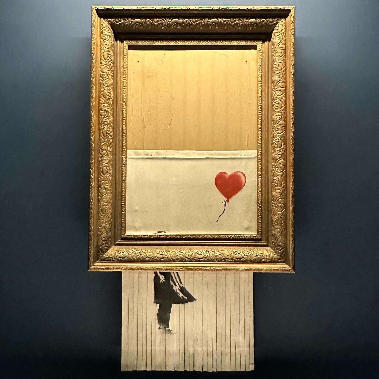 🎨뱅크시&키스해링

이번 전시는 사회적인 의미를 담은 두 작가의 작품을 볼 수 있는 기회라 보고 싶었다. 뱅크시 전시 전에 키스해링을 먼저 보여주며 보여주고자 하는 메시지를 알고 난 후 뱅크시를 보여준 점이 좋았다. 뱅크시는 다소 더 비판적인 메시지를 담고 있어서 재미있었고 풍선을 든 소녀와 풍선 없는 소녀를 둘 다 볼 수 있어서 뜻깊었다. 원숭이, 쥐를 다양한 형태로 보여준 것 스텐실을 가까이에서 보며 실제 그림들이 그려있는 곳에 가보고 싶다는 생각이 들었다.