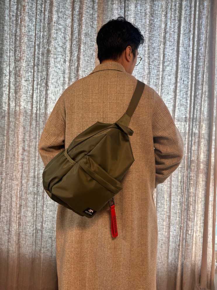 남성크로스백 감성과 멋 그리고 친환경 소재까지 지쿤 어센틱 슬링백