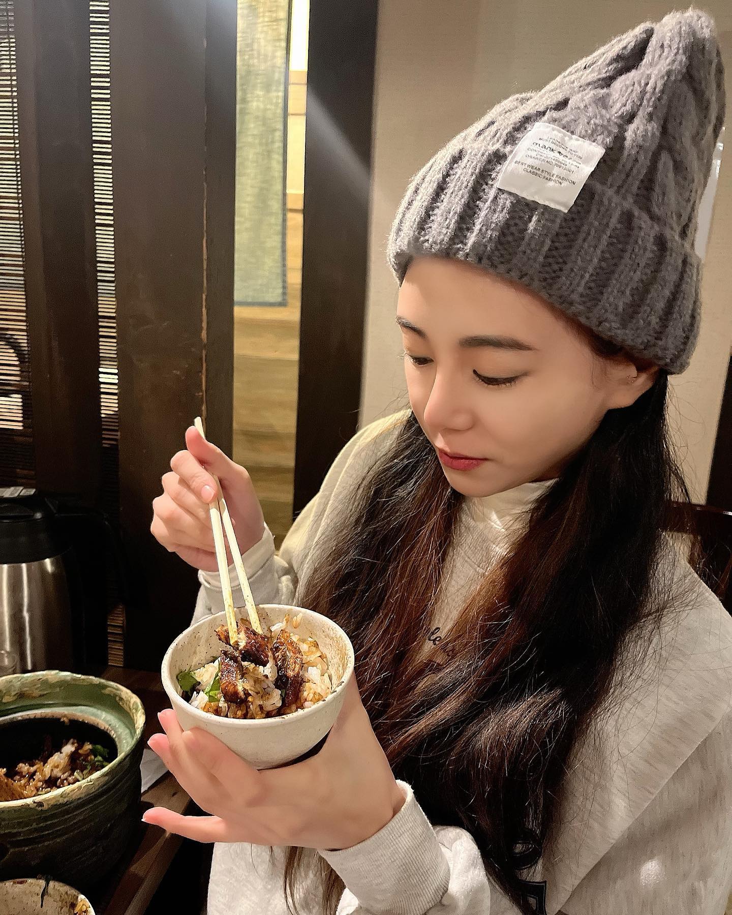 유후인가면 꼭 먹어봐야한다는 #유후마부시신본점 
#장어덮밥 먹어봤어요🍚
정말 맛있더라구요!!
평소에도 장어 좋아하긴 하는데~ 
먹는 방법도 좀 특이하고 함께 주는 육수가 정말 맛있었어요.

구글 검색시 웨이팅 긴~시간대에는 영업종료로 나올 수 있더라구요!
붐비는 시간 피해서 8시 20분~30분쯤 방문하니 바로 자리나서 웨이팅없이 먹었어요😋

#광고아님
개인적인 경험을 작성하는 피드예요.

#유후인맛집 #yufuin #japan #japanesefood #일본맛집 #후쿠오카맛집 #유후인여행 #후쿠오카여행 #맛집 #맛집추천 #맛집스타그램 #맛집탐방