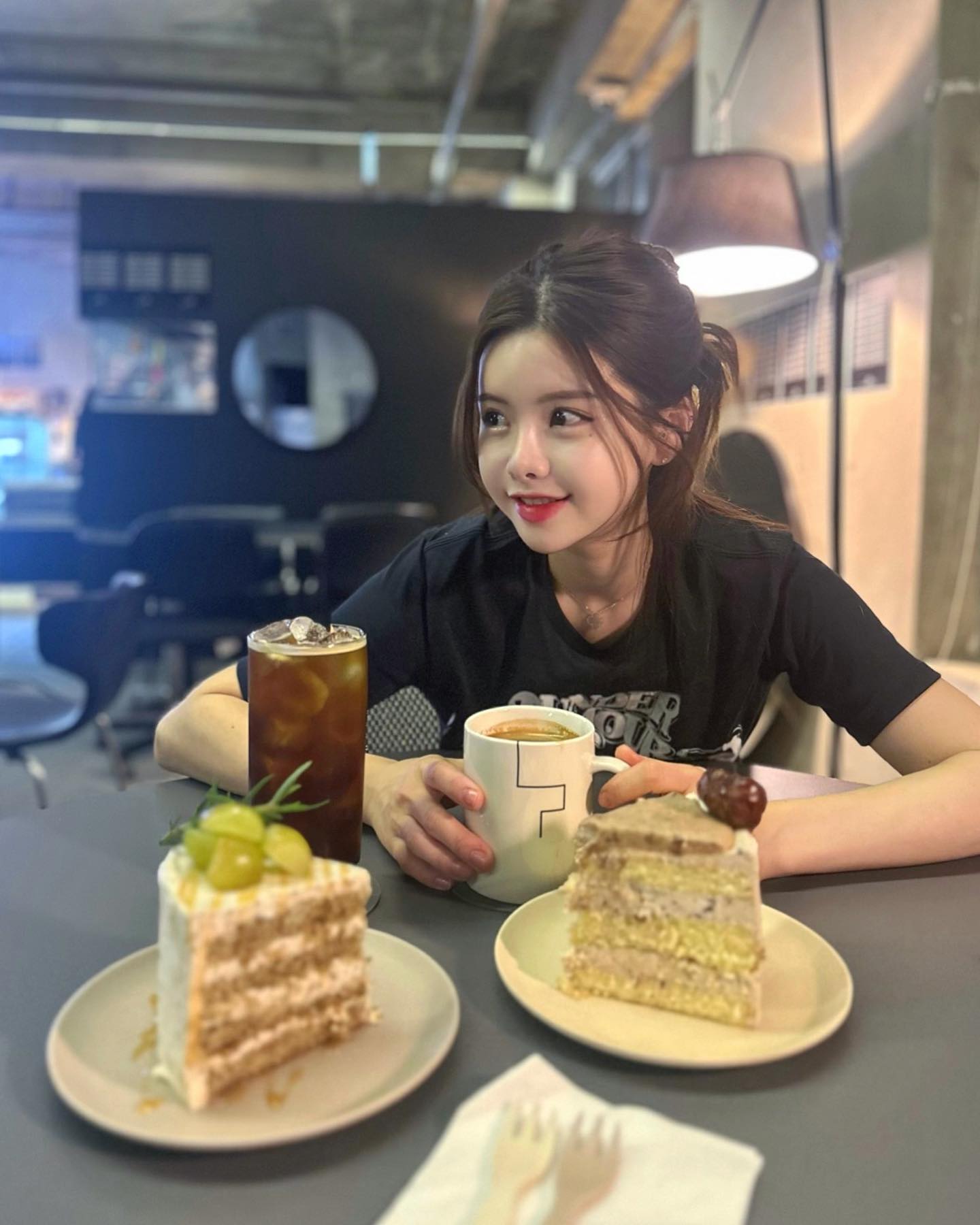 ⠀
울 이쁘니가 가게 마감하는데 도와준다구 와서 호다닥 끝내고
맛있는 저녁도 먹고 늦게까지 하는 카페도 찾아서 수다도 떨고
넘나 즐거운 저녁 🖤☕️
생각보다 케이크 너무 맛있어서 놀라버림 .. 단골될거야..
범계역 생각보다 할게 많군.. 🥱
Feeling tired after work, but coffee and cake are my saviors 🍰☕️
Late night chill at dosicoffee -
the perfect place to unwind!
#nightcafe #dessertlover #coffeeaddict #anyangcafe #instafoodie
Je suis fatiguée après le travail, mais le café et le gâteau me font me sentir mieux 🍰
.
.
.
#범계카페 #디저트카페 #도시카페 #범계역카페 #늦게까지하는카페 #얼스타그램 #셀피 #디저트맛집 #안양디저트 #안양디저트카페