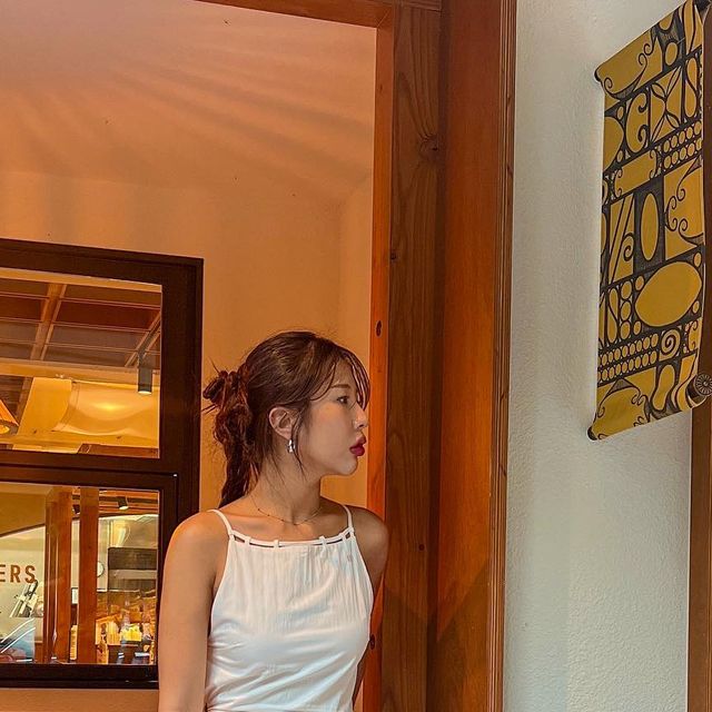 Mercedes 송예슬 on Instagram: "시원하고 후련한 내 마음..아니고 등! ☀️ 마음에 드는 착장은 한번 더! One of my fav summer fits ☀️❤️ with that extra hip hairstyle 비누 잘 쓰고 있음요🙏🏽