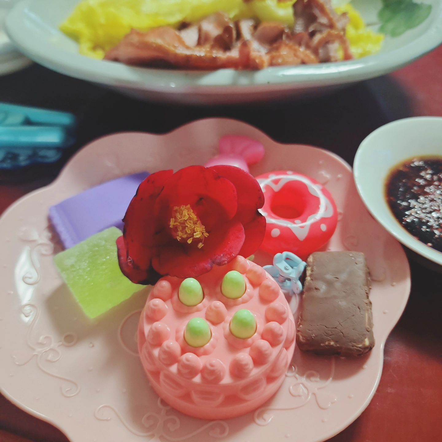 서아가 차려준 저녁.

하원하다 주운 꽃에 서아가 가장 좋아하는 젤리,
그리고 초코바, 케익까지 야무지게 준비해줬다.
언제 이렇게 컷니 내사랑아🩷
.
#벌써부터 #밥차려줌 #오리고기와먹는 #샤인머스켓젤리 #이가녹는맛