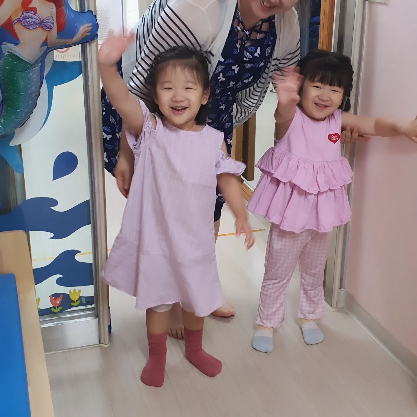 다녀오겠습니다~^^ 

#아침등원샷 #방갑게인사 #딸둥이 #셋째넷째딸