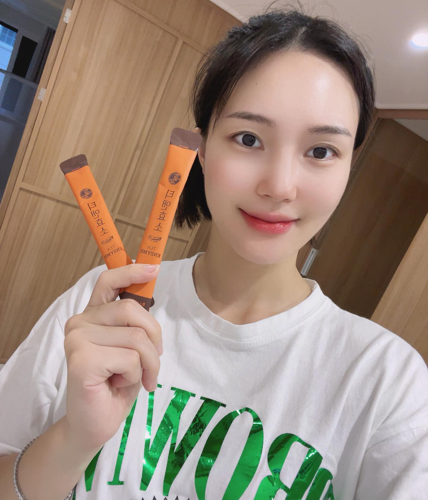 #협찬

저는 효소를 꼭 꼭 챙겨먹어요.
그래서 다양한 효소를 접해본답니다!

보통 가루를 먹고 물로 삼키는 타입이 많은데
물에 섞어먹는 티앤효소를 처음 접하게되었어요.

티앤효소는 상큼하고 달콤한 파인애플 맛으로 점심식사 
30분 전에 2포를 물에 섞어 섭취해주면되요.

상큼해서 음료 마시듯이 먹을 수 있어 좋았어요ㅎㅎ

또 포만감과 분해, 배출을 동시에 해결하고 한국인 맞춤 
발효효소로 인위적인 정제효소가 들어가있지않아요👍🏻

식사습관이 불규칙하거나 평소 기름진음식,
인스턴트 음식 섭취가 잦은 분들께 추천드려요!

_________________________________

#티앤자임 #티앤효소 #명품효소 #명품스틱 
#발효효소 #효소추천 #이너뷰티 #광고#유료광고
#제품협찬  #뷰티모델 #뷰티스타그램#제품제공
#뷰티 #화장품 #셀스타그램 #다이어트