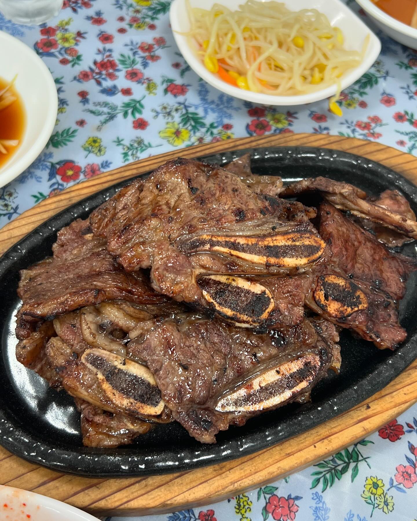 을지로 성원식당 LA갈비 진쨔 🫶🏻 안타구 딱 맛있게 익은거 보이시죠!
야들야들해서 뼈 잡고 쏙쏙 소쥬 쨘쨘 😉
3명이서 라갈비 5인분 뚝 딱 😍
청국장에 밥 말아서 후루루룩 먹고 딱 2차가기 너무 좋구요 🫠🥰
2차는 바로 옆 산수갑산 추천드립니다요🩷

✨LA갈비 15,000원 (처음엔 2인분 이상 주문 가능)
✨청국장 8,000원 (공기밥 천원인가 ㅎㅎㅎ🙃)
✨소주 5,000원 

#을지로 #을지로맛집 #을지로la갈비 #을지로야장 #을지로라갈비 #을지로3가 #힙지로 #힙지로맛집 #을지로3가맛집 #을지로술집 #성원식당 #을지로노포 #을지로3가술집 #을지로찐맛집 #먹스타그램