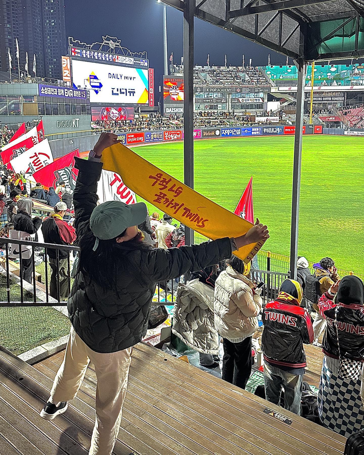 올 가을과 겨울의 초입은 야구 도파민으로 살았더랬지⚾️
야구 원래 겨울패딩입고보는거아닌가요?ღ˘◡˘ற♡.｡oO
내생일에 야구를 보더니 수원원정부터 퇴근후 잠실직행까지
한국시리즈 5차전중 4개를 직관하고
우승의 순간조차 실시간으로 함께 했던,
나에게 너무 큰 즐거움을 선사한 LG twins. 29년만의 우승🎉
우승날 10년동안 1000경기 넘게 봐보라며 옆에서 울고있던 양반과
내년 야구개막을 기다리며 취미부자러 취미한개더생겼던
2023년의 행복했던 가을ෆ⃛(ˇᵋ ˇෆೄ
.
.
.
#lgtwins