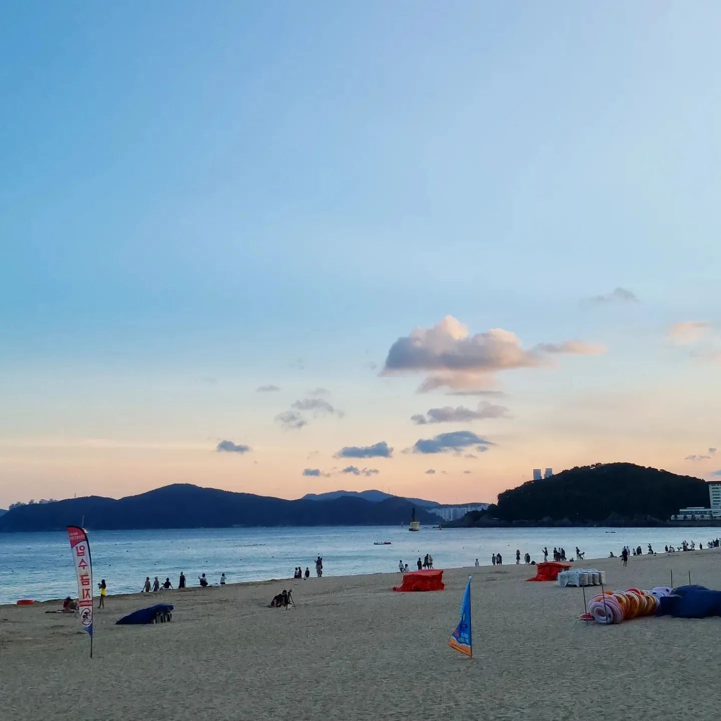 ⠀
덥고 습한 날씨와 다르게
너무 예쁘게 담긴 8월의 해운대 🏖

⠀
#구름실화냐 #부산사람은안간다는해운대 #바다는언제나좋다
#8월의해운대 #뒤늦은휴가 #힐링타임 #해운대바닷가