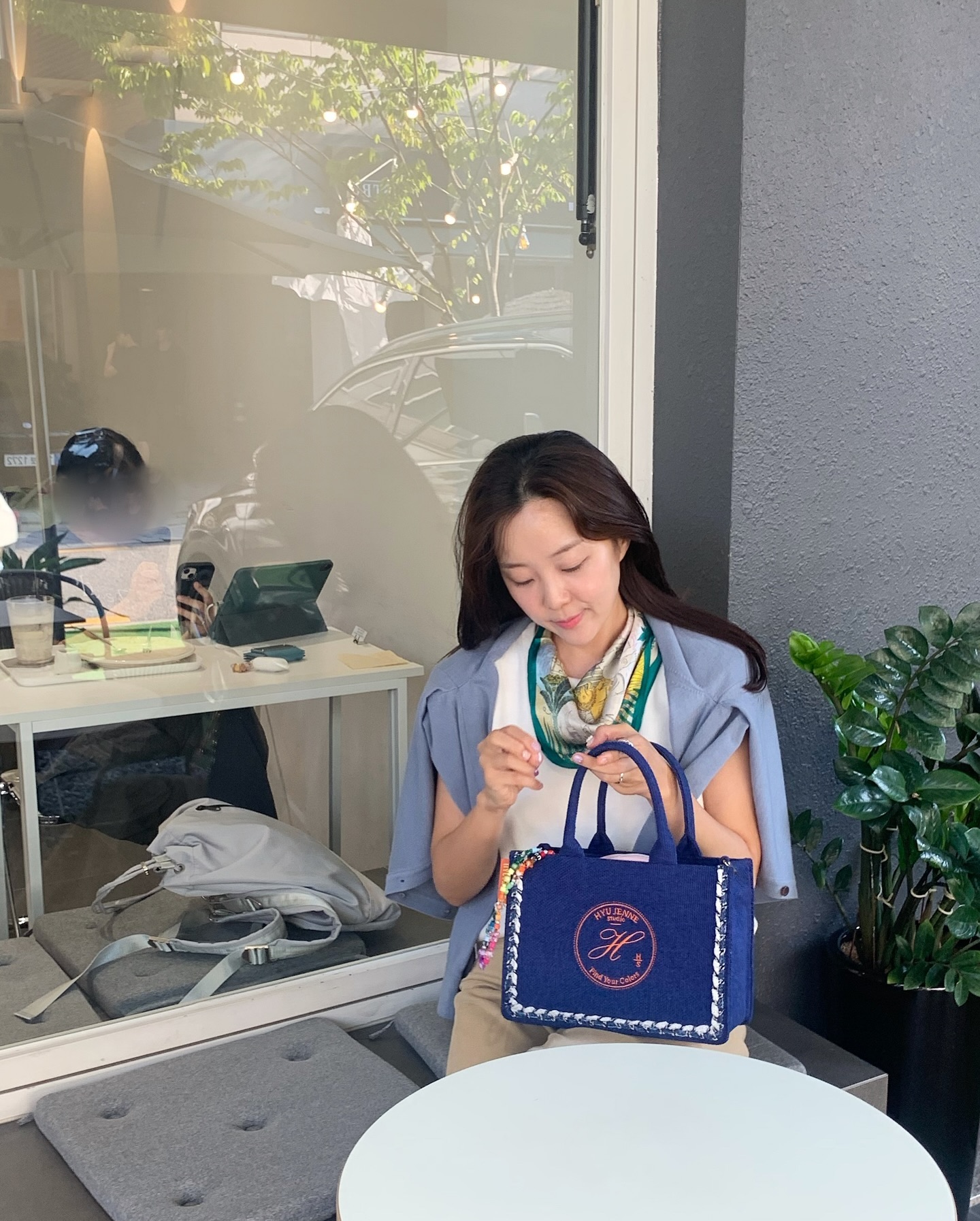 #협찬  보정동카페거리에서 힙한 인스타감성 카페 instep_coffee ☕️

전면이 테라스로 되어있어서 요즘같이 날씨 좋을때 
테라스에서 커피랑 디저트 먹으니 너무 좋았어요 ☕️

인스텝커피는 
엄청 고소, 달콤 크림이랑 잘어울려서 역시 시그니처 커피!

아이스아메리카노도 적당히 고소하고 산미랑 적절히 어울려져서 제입맛에 딱
🩶

크로플도 바삭 달콤 촉촉해서 수호랑 맛나게 먹고왔어요🩵

♦️착용의류 
패드나시
여름과가을사이팬츠 
울가디건 
모두 nancyrella nancyrella_official 

#보정동맛집
#보정동맛집추천
#보정맛집 #보정동카페거리
#보정동카페거리맛집
#보정동핫플레이스
#보정동데이트
#보정카페거리
#보정카페거리맛집
#맛스타그램
#먹스타그램
#먹팔
#인스텝커피
#instep_coffee