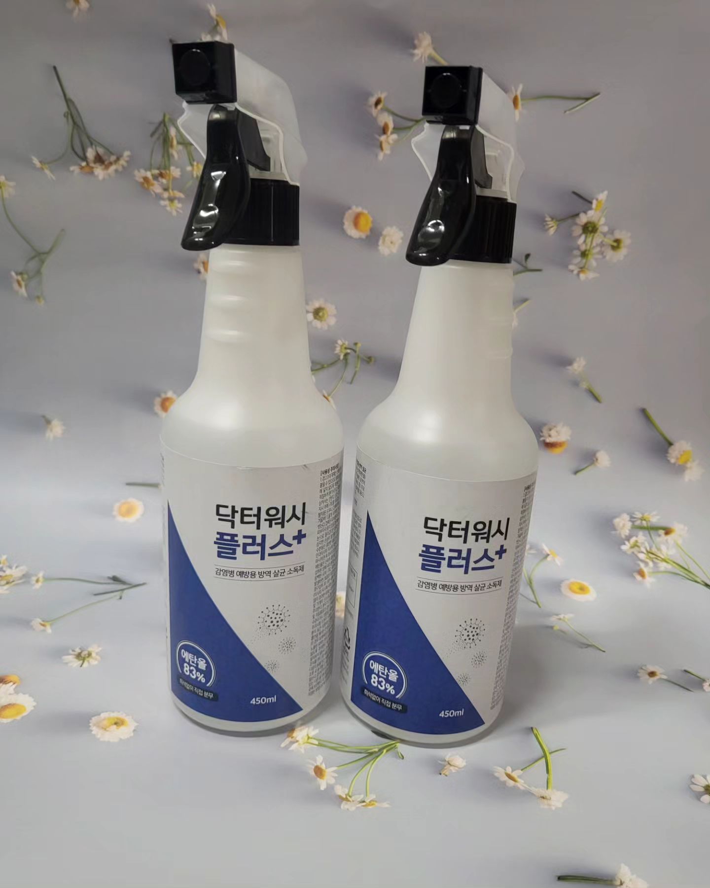 😚업체로부터 제공받은 제품입니다

요즘 집어서 정리도하고,아이용풍, 장난감등 세척, 소독을하기도하고 화장실에 특히 신경쓰면서 청소하는데 세제를많이 쓰니미끄럽고 독하더라구요. 그러던중 간단히 뿌리기먀 하면되는 소독이되는 스프레이를 알게되어 소개해드려요^^

😋닥터워시플러스는요!!

😘환경부 승인된 제품으로 어디서나 간편하게 바이러스와 세균을 제거할 수 있데요~
😛에탄올은 빠르게 휘발되는 특성으로 신속한 소독처리가 가능해요!
🙄빠른 살균력은 지니고 독성은 매우 낮아 안심하고 사용할 수 있어요.
😀희석할 필요없이 간편하게 사용할 수 있어서 너무 좋아요!

간단히 집청소 겸 소독하고싶으신분들께 추천드려요~~~
ansem1158 참고해주세요!

#살균소독제💧 #살균제 #소독제추천 #뿌리는소독제 #살균스프레이 #소독스프레이 #에탄올스프레이 #주방소독제 #방역 #닥터워시