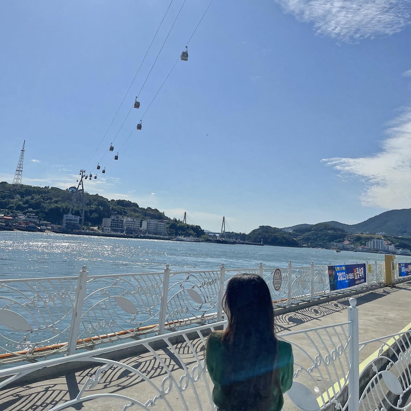 ⠀
에메랄드빛 바다라는건
이런걸 두고 하는말인가 ,, 🌊
예뻐도 너무 너무 예쁘자나 !!!!
⠀
머리위로는 슝 ~ 슝
케이블카가 지나가고 🚠
⠀
눈으로 담기에도 사진으로담기에도
턱없이 - 부족했던 여수여행기 🤍
⠀
낮보단 , 역시 밤에타는 케이블카가 체고지 ✨