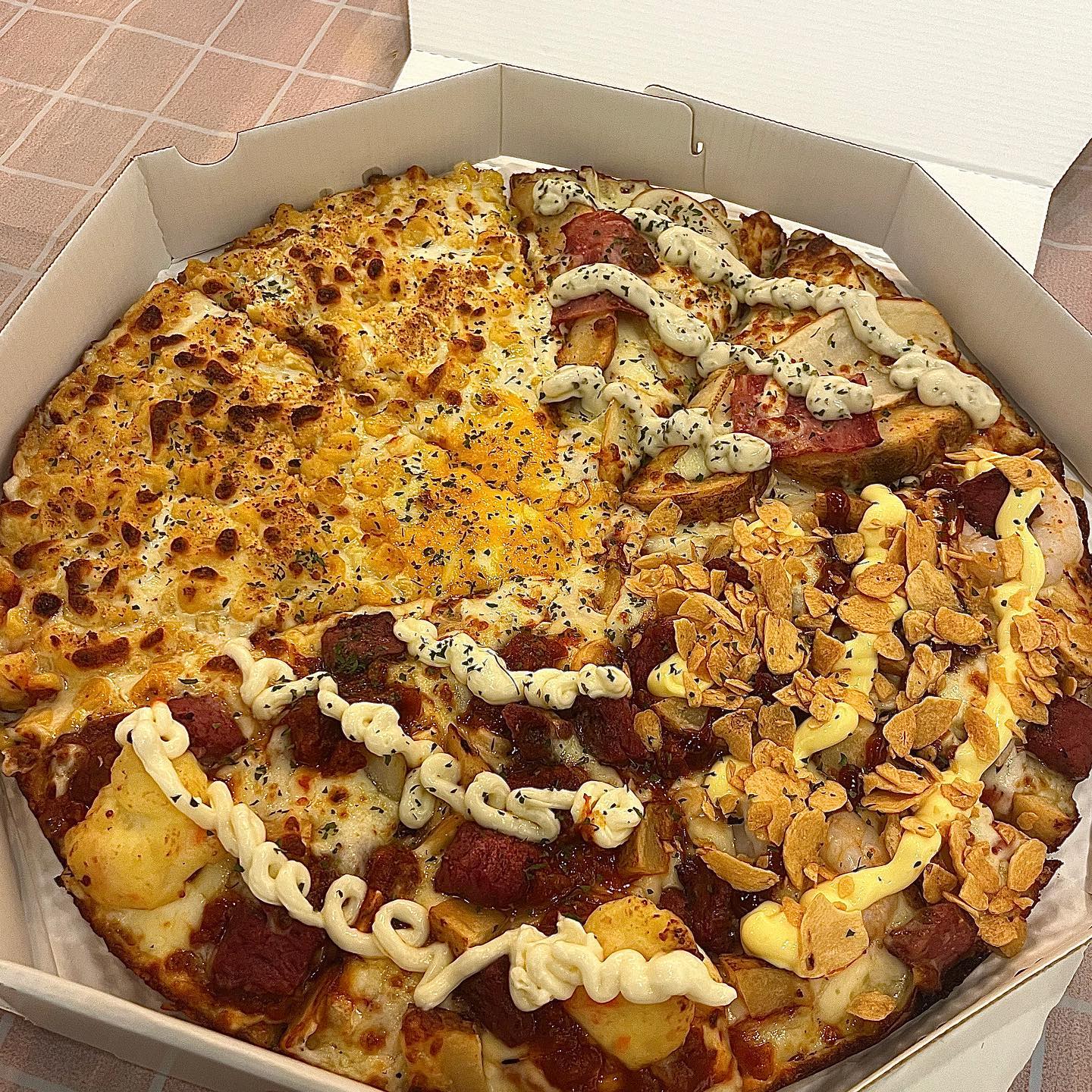 한번에 네가지맛을 먹을 수 있는 대존맛 #반할라피자 

피자 종류도 너무너무 다양한데 한판에 네가지맛을 주는 피자집이 있다니..!! 바로 먹어보러갔습니당 😆 

#포테이토베이컨피자 이렇게 감자가 많은 포테이토 피자는 처음!! 진짜 토핑 부자 피자입니다! 하얀 소스도 넘 잘어우러져서 좋았어요 

#체다마요옥수수피자 옥수수피자라니 흔하지않은 메뉴라 바로 주문! 톡톡 터지는 옥수수도 넘 맛있구 같이 주시는 빨간 소스에 찍어먹으면 더 맛있더라구요 강추👍👍 

#쉬림프갈릭스테이크피자 남편의 최애 피자!! 갈릭 후레이크가 엄청 많이 올라가서 바삭하고 맛나더라구요 쉬림프도 아주통통해서 진짜 존맛탱ㅠ

#치즈스테이크 치즈가득한 스테이크 피자! 맛없을수가 없는 조합이라 예상대로 맛나게 먹었어용 ㅎㅎ 

치즈랑 토핑 모두 아주아주 푸짐해서 처음부터 끝까지 맛나게 먹을 수 있는 피자!! 저희가 먹은 피자말고도 메뉴가 많아서 다음에 또 다른맛 먹어보러 가야겠어요~~~ 

포장하면 3000원 할인도 있으니 포장도 좋을 것 같아요! 👍👍👍 꼭 한번씩 맛보시길.. 

#반할라피자남동구점 #네가지맛피자 #피자맛집 #피자배달 #배달피자추천 #인천피자 #인천피자맛집 #갈릭쉬림프 #옥수수피자 #포테이토베이컨피자 #존맛피자 #먹스타 #먹스타맞팔