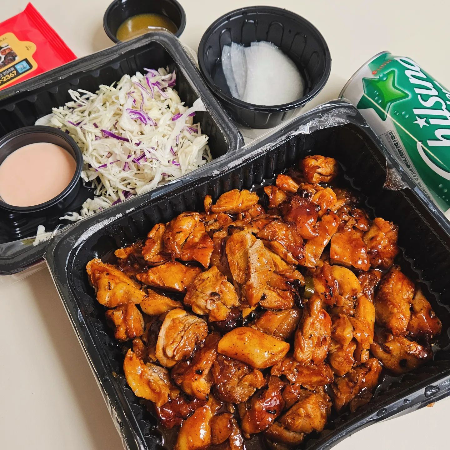 - 
오랜만에 따니 일찍 재우고 오빠랑 맥주 ☺️
계숙희바베큐치킨 포장해서 집에와서 오빠랑
맛있게 저녁먹으면서 티비보기!
- 
매콤한 직화바베큐치킨에 맥주 먹으니까
스트레스도 날아가는거같고 완벽한 하루가 된거같다.
이른 육아퇴근은 유독 기분이 좋다.
- 
#매탄동맛집 #인계동맛집 #권선동맛집