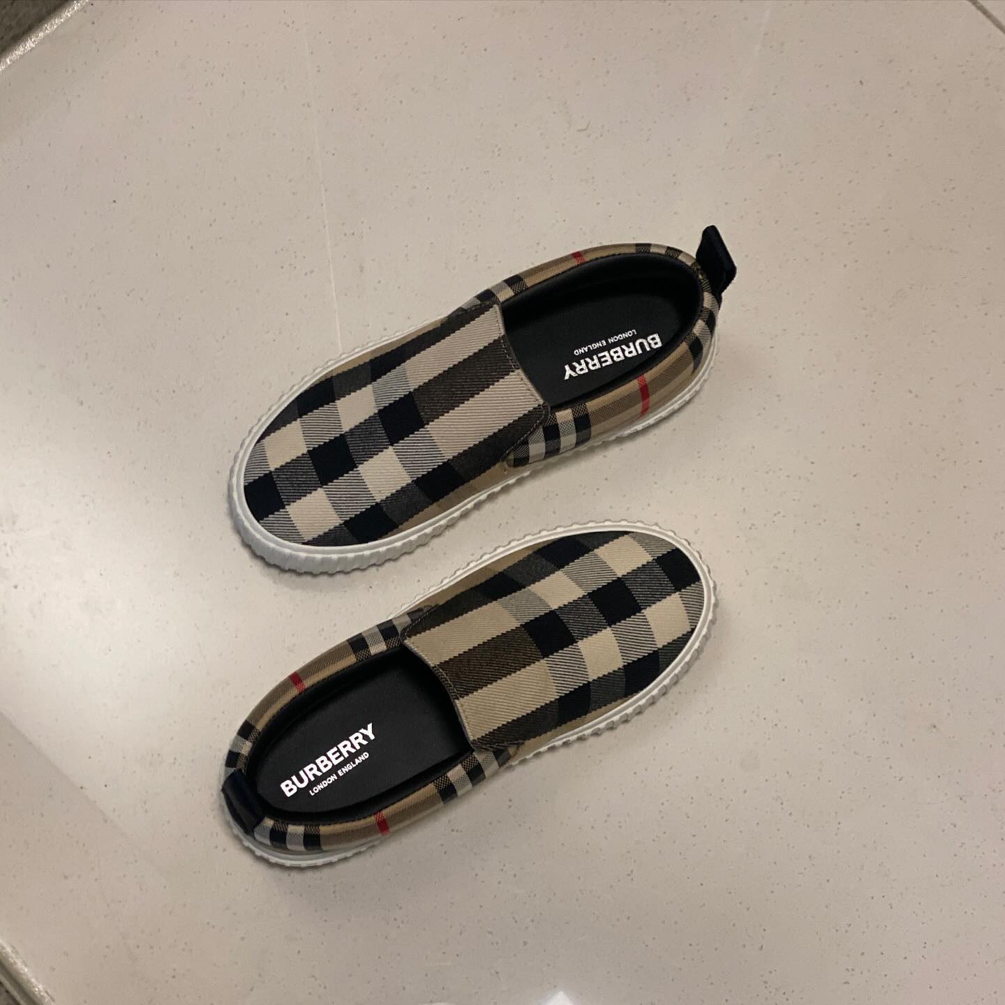 아니 진짜..
신발을 이렇게 벗어놔..?
신발장엔 못넣어도 제대로 좀 벗어 놓으면 안될까