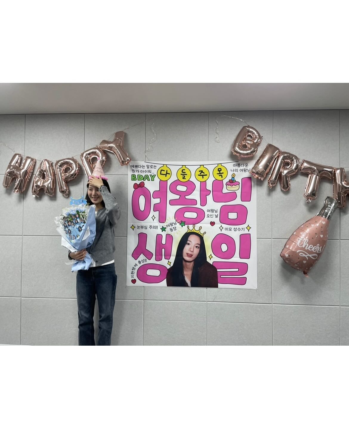 아직은 생일이 아니지만 
못 만난다고 미리 축하해준 애기들아 너~무 고맙다
덕분에 이번 생일은 오래 행복할 것 같아🥲🫶🏻
기록하고 싶어 올린다 ! 하하 최고 ! 

(마지막은 내가 유치원생들을 가르친게 아닐까 싶어서 올려봄)