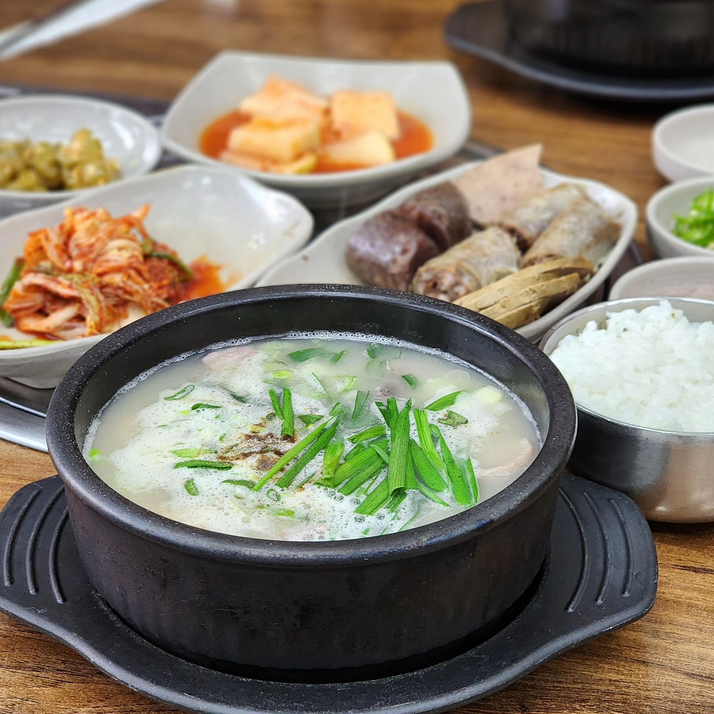 개운동 #청담순대

정식으로 주문하면 순대랑 간이 함께 나온다
국물도 담백하고 잡내 없이 깔끔한 맛
김치랑 오이지가 진짜 맛있었음👍

🧾순대국 ₩10,000
순대국정식 ₩14,000

📍강원 원주시 행구로 11 1층 청담순대