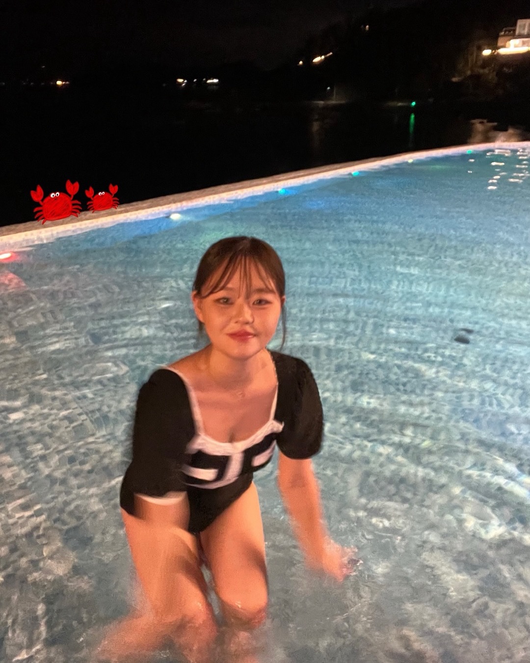 우리 부모님 환갑 기념으로 첫 가족 여행 추진 성공 🚘✨
이번 기회로 년마다 한 번은 꼭 가족 여행 가보자 😚❤️
치즈냥, 뭐 줄려고 하면 안 본척 하지마 더 귀엽잖아 🐱😘

여수 숙소 질문이 많으셔서 알려드릴게요!
숙소: “여수밤바다펜션“ 102호

💗 방 진짜 따뜻, 직접 방 온도 조절 가능
💗 코앞에서 바다를 실컷 볼 수 있는 큰 유리창
💗 침구류, 주방용품, 욕실 등 전체적으로 깨끗
💗 야외 수영장, 겨울엔 온수풀
*참고* 17시부터 입장 가능한데 그때 바로 들어가야 물이 따뜻 
💗 바베큐 장, 빠르게 잘 구워지고 굽는 판도 여유롭게 주시고 시크한 냥이까지
*참고* 겨울에 방문하신다면 바베큐 장은 생각보다 좀 많이 추워서 두껍게 입으시고 바베큐 장 가셔야합니다!

다시 여수로 간다면 바로 “여수밤바다펜션”으로~!~!~!
날씨가 춥다고 빠른 입실 해주셔서 너무 감사합니다❤️