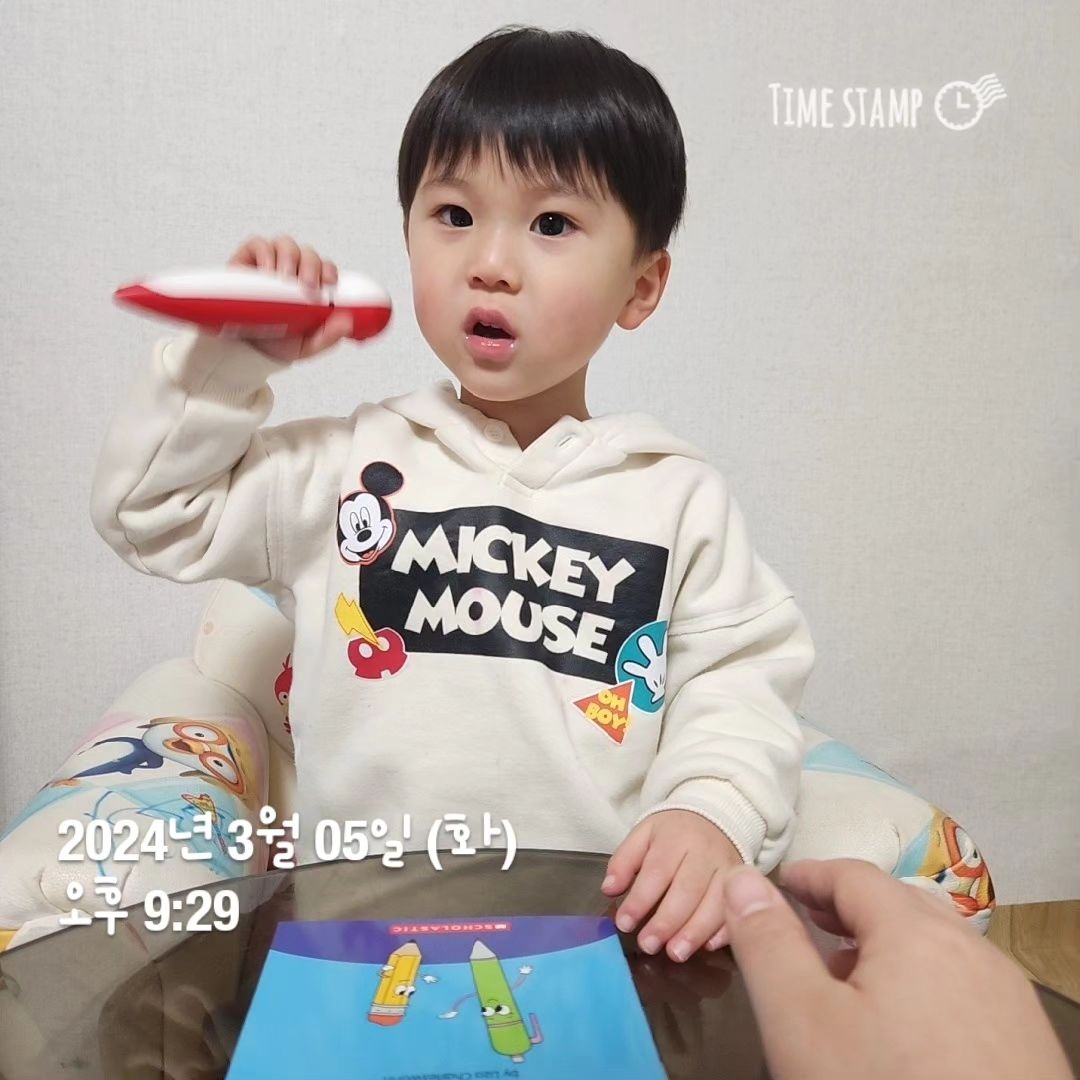 #협찬

꾸준하게 엄마표영어를 진행하는 것 만큼 중요한 일이 없죠!
사실 저도 영어학원 대신 엄마표영어를 홈스쿨로 하면서 제일 걱정스럽고 고민이던 부분이
바로 데일리 루틴을 잘 지키며 진행해 나갈 수 있을까? 라는 고민이였어요.

물론 2주차 현재도 꾸준히 아이와 함께 스콜라스틱 버디리더스를 읽으며 
추천 도서와 영상으로 노출을 시간을 더 늘려주고 있어요 :)

버디리더스의 매력은 바로 피피오클래스라는 거!
엄마표영어 전문가 히플러 교수님과 함께
주 6일 학습 인증을 하기 때문에 잊지 않고 저도 꾸준히 달리는 중이예요!
특히 평일 밤 약 1시간 동안 진행되는 히플러 교수님과의 Q&A 가
혼란스러웠던 홈스쿨영어의 기초를 튼튼하게 잡아줘서 좋아요.
아무래도 피피오클래스의 히플러 교수님이 전문가이다보니
교육정보를 주는 줌 클래스 외에도 오프라인 특강도 월 1회로 준비되어 있어 매력적이예요!
맛있는 다과와 함께 하는 엄마표영어 모임이라니 ><
연계 도서 추천까지 완벽하게 해주시니 확장 노출이 가능해요.

​

#영어학원대신엄마표영어
#버디리더스
#스콜라스틱
#홈스쿨영어 #영어독서
#4살 #육아 #소통 #엄마표영어