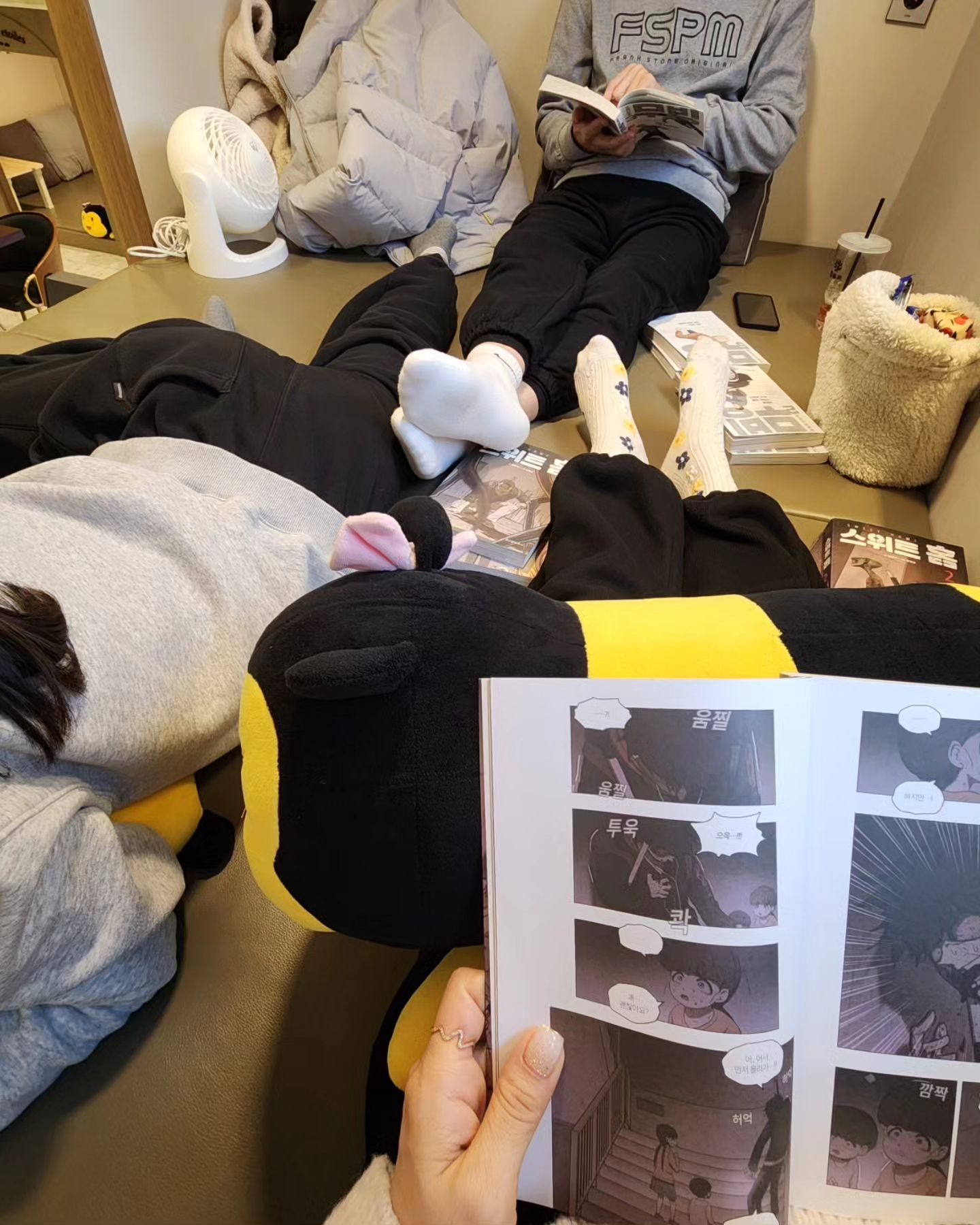 여행 둘째날...
느즈막이 일어나서 샤브칼국수로 해장하고
곤주가 가고싶은 #만화까페벌툰 
2시간 하기로  했는데 다들 만화에 푹 빠져 연장까지🤭🤭
그리고 잠시 들른 방앗간에선 10초만에 사랑스러운
토순이를...
너무 순식간에 일어난일이라 사진도 없다고 한다😆

호텔옥상에서 2023 마지막해를 보기위해
일몰시간에 대기하였지만 옆건물에 가려져 보이지
않았다그 한다..흐리기도 했지만...

그리고 저녁은 미나리삼겹살.. 그리고 그곳은
#찰만생대패 영종도 갈때마다 가게될 맛집!!

그리고 다시 #루미큐브지옥 
가볍게 이겨주었다!
이젠 안질꺼다😝

그리고 12시까지 버티기
안녕 2024🤗🤗🤗

#여행기록 #추억하나더 
#가족여행 #연말여행
#영종도