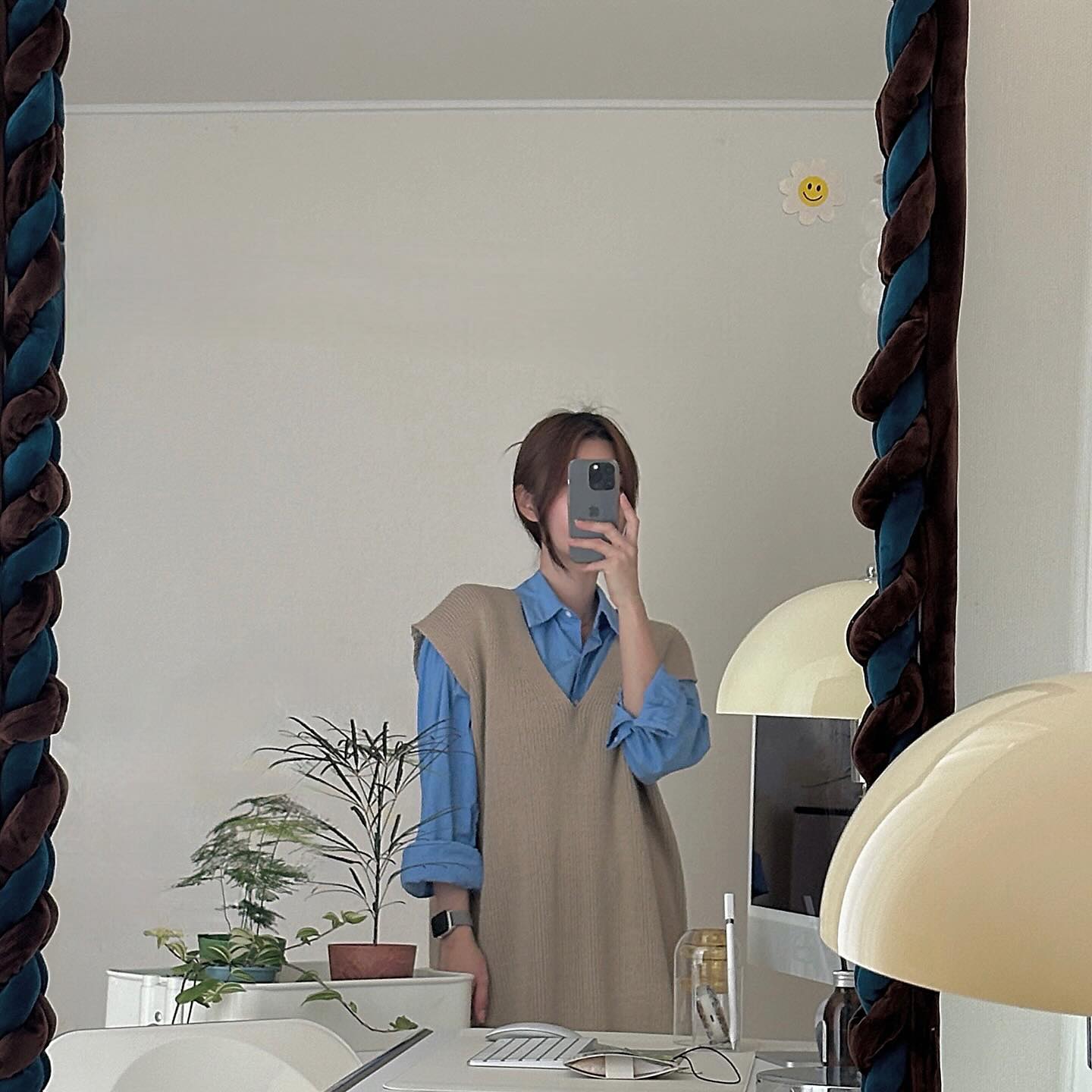 ⠀
⠀
하루에 반은 여기서 보내는중
(집수니🙄)
⠀
⠀
⠀
⠀
⠀
#데스크테리어 #미드센츄리모던 #오늘의집 #식물인테리어 #인테리어소품 #블로거 #거울인테리어 #자이언트얀