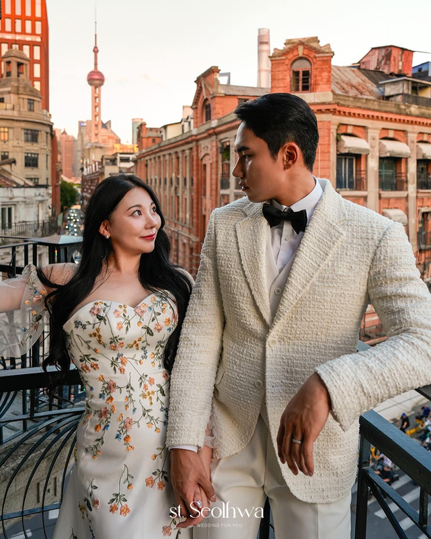 .
𝐒𝐡𝐚𝐧𝐠𝐡𝐚𝐢 𝐰𝐞𝐝𝐝𝐢𝐧𝐠 💍🌉 

내가 가장 사랑하는 도시에서 
사랑하는 사람과 🤍🤍 
우리의 결혼을 기념하고 추억하며 🥹 

촬영하는 내내 도움준 너무 고마운 
상해에서 만난 인연들 , 인복으로 
살아가는 저에게는 큰 도움과 기쁨이 되어주셨고,
고생해준 우리 스텝들까지 너무 감사합니다 🩵

📸 | _handongwon by_the.r 
📽️ | kwonow_ waynegooney9 
👗 | le_bride__ 
👔 | matisse_suit 

#상해웨딩 #웨딩스튜디오