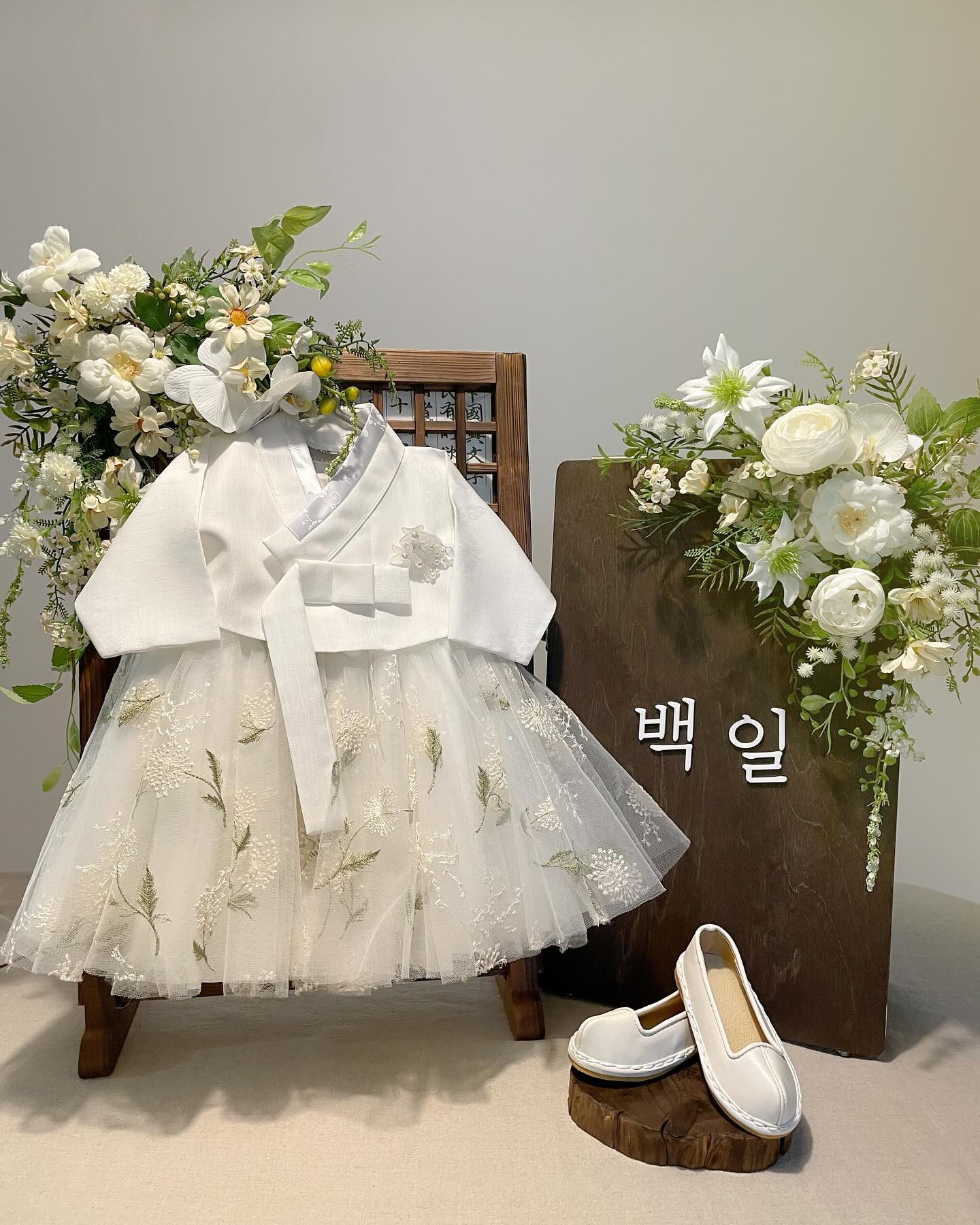 .
로은이의 백일💝 비하인드컷 대방출

버릴사진이 한장이 없다😳
마음같아선 1000장 다 올리고 싶다규!

100일 끝! 자 이제 돌을 준비해볼까😇

#백일 #백일상 #백일상차림 #엄마는사진작가 #육아스타그램 #육아 #토끼띠맘 #토끼띠 #럭키 #육아맘 #토끼띠아기