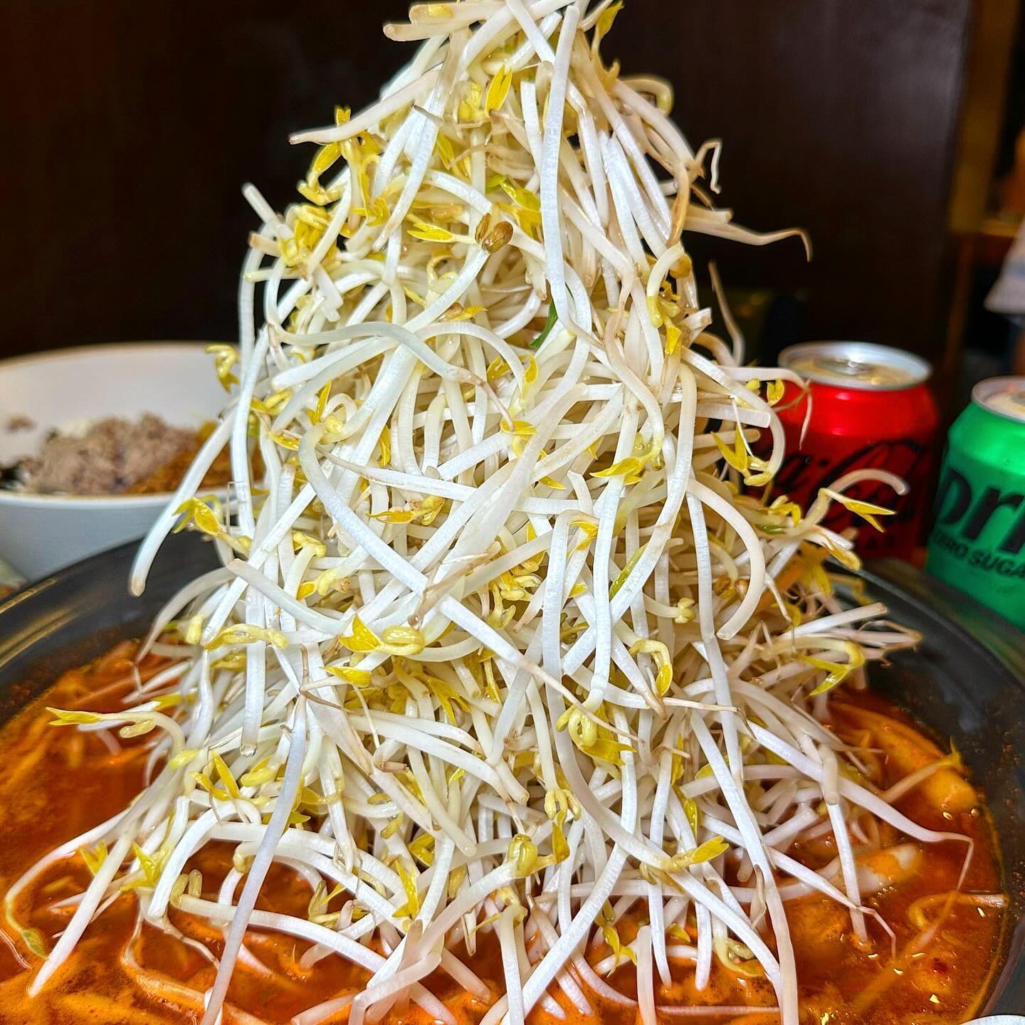 🐽 324번째 메뉴 : 혜화역 쪼리닭
쪼리면 쪼릴 수록 맛있어지는 숙주닭볶음탕 #쪼리닭
사장님이 배터지게 먹으라고 양을 어마어마하게 주시는 
혜화역 가성비 맛집이예여 !!!!

︎ 🏷️ 국물쪼리닭
숙주가 산처럼 쌓아져 나오는데
실제로 보면 양이 더 어마어마해요 〰️
기본으로 나오는 떡사리도 말랑말랑한 밀떡 ㅠㅠ
순살 닭다리살만 가득이여서 먹기도 편했어요
참치마요주먹밥 시켜서 국물에 곁들여 먹는 것 추천 !!! 

🏷️ 쪼리감자전
감자튀김처럼 빠삭빠삭한 감자전 !!! 
찍어먹는 소스도 스리라차 비슷한 맛이였는데
살짝 매콤하니 감자전이랑도 찰떡이예여

무생채 사리추가가 있길래 주문했는데,
300g에 1000원 밖에 안해요 ㅎㅋㅋ 
무생채 넣은 국물쪼리닭은 무가 푹 우려지면서
더 시원하고 깊은 맛이 나서 맛있게 먹었어요 !!!

오래된 혜화역 밥집&술집인 쪼리닭 방문하셔서
폭탄숙주 닭볶음탕 드셔보세요 !!!

🌠 가게 : 쪼리닭 혜화대학로본점
🌠 주소 : 서울 종로구 대학로11길 16 (명륜4가) 1층 
🌠 영업시간 : 11:00~22:00 (평일), 12:00~22:00 (주말)

︎