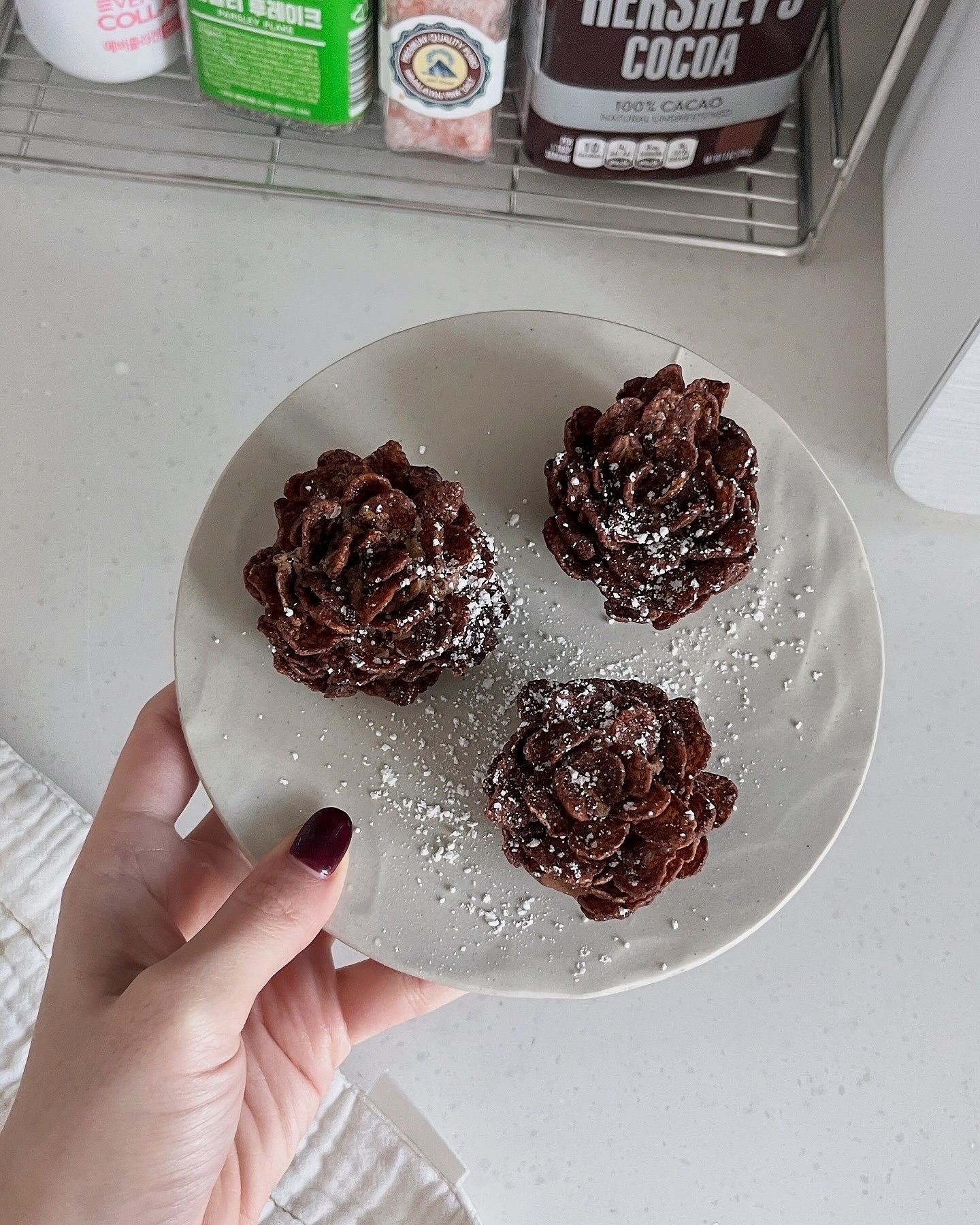 몽쉘로 솔방울 디저트 만들기🍪초간단이라길래 도전했는데 안 뭉쳐지고, 과자를 꽂으려고 하면 갈라지고… 결국 3개 겨우 성공했어요ㅋㅋ 역시 건 사 먹는 게 최고인 것 같아요…🤣