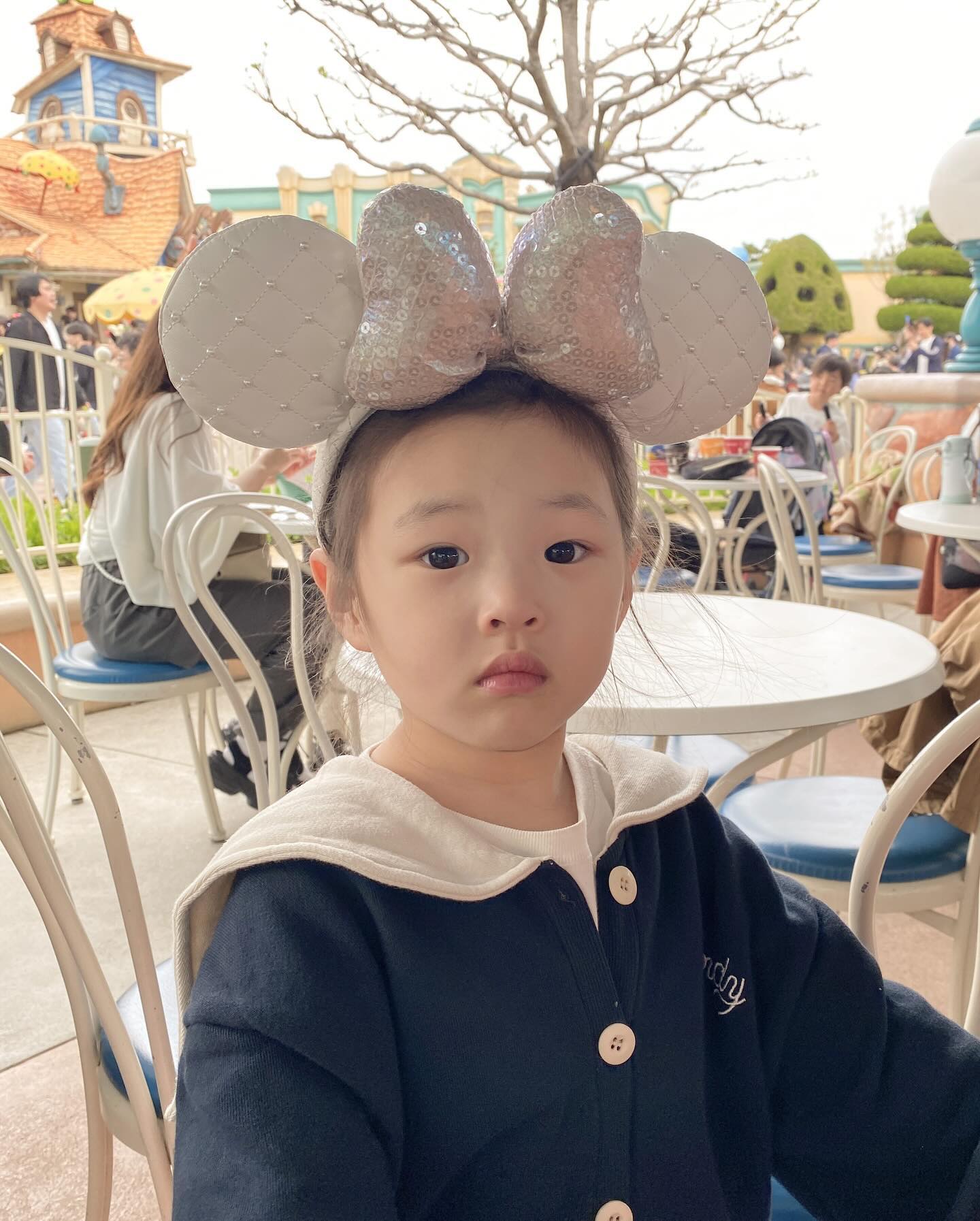 #이담이랑일본여행🇯🇵
헤피엔트리 라인을 못찾아서 못누릴뻔했는데
역시 모르면 주변에 물어봐야함ㅋㅋㅋㅋㅋ
한번 물어보면 내 일처럼 같이 찾아봐주는 햔지새램들 땡큐?

비가 왔다가 안왔다가 추웠다 더웠다 했던 날이지만
민정이의 활약으로 할 수 있는건 다하구
애들 체력이 우리보다 월등하다는걸 느낀 디즈니랜드🩵

(일본여행 언제 다 올렼ㅋㅋㅋㅋㅋㅋㅋㅋ)