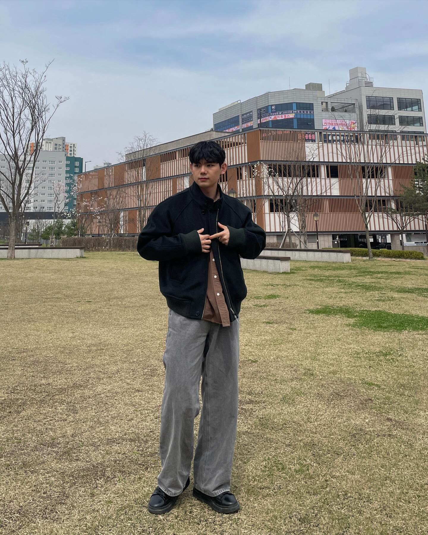 #협찬 haus_kr 

‘울 헤링턴 자켓 다크그린‘

고중량의 울 블랜드 방모원단을 사용한 하우스의 울 헤링턴 자켓입니다🔥

플라켓을 활용하여 다양한 연출이 가능하며, 버튼 여밈으로 포인트주기 좋은 아이템입니다!✨✨

고급스러운 컬러감의 딥그린으로 깔끔한 핏까지 너무 마음에 드는 아우터네요!!✌🏻✌🏻

#haus #바우하우스 #OOTD #패션스타그램 #남자코디 #코디추천 #데일리코디 #옷스타그램 #남자패션 #코디추천 #오오티디 #오늘뭐입지 #자켓코디 #ootdfashion #korean #koreanfashion #협찬문의