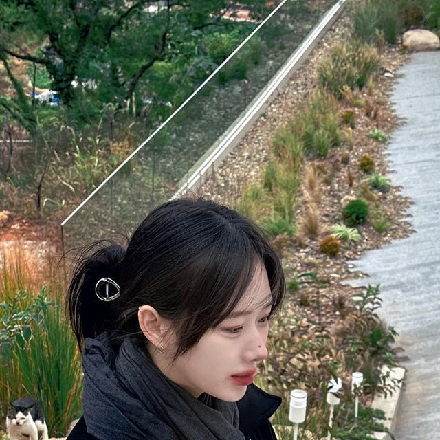 @nanaminaless on Instagram: "#협찬 카라 블루종 스웨이드 자켓🖤 100% 비건스웨이드 재질로 은은한 광택감과 고급스러운 분위기를 주며 전체적으로 크롭 기장에 투웨이 지퍼로 어떤 옷이든 캐주얼