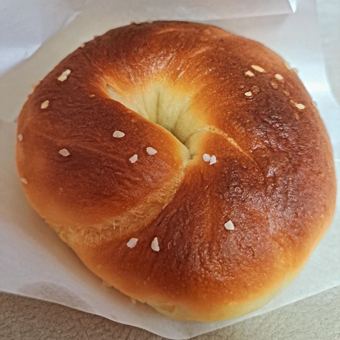 온타임 베이글 🥯

집근처 베이글가게
주말엔 빈테이블없이 꽉차있어서 앉지못한다.
줄서서 기다려서 양손가득 가져가는 손님들이 많은곳

갓 구운 빵은 촉촉 쫄깃하다.
커피가 생각보다 싸다.🫶

#온타임 #베이글🥯 #크림치즈베이글 #촉촉 #쫄깃 #전포베이글 #부산온타임 #착한가게
#부전베이글 #부산베이글

ontime_jeonpo