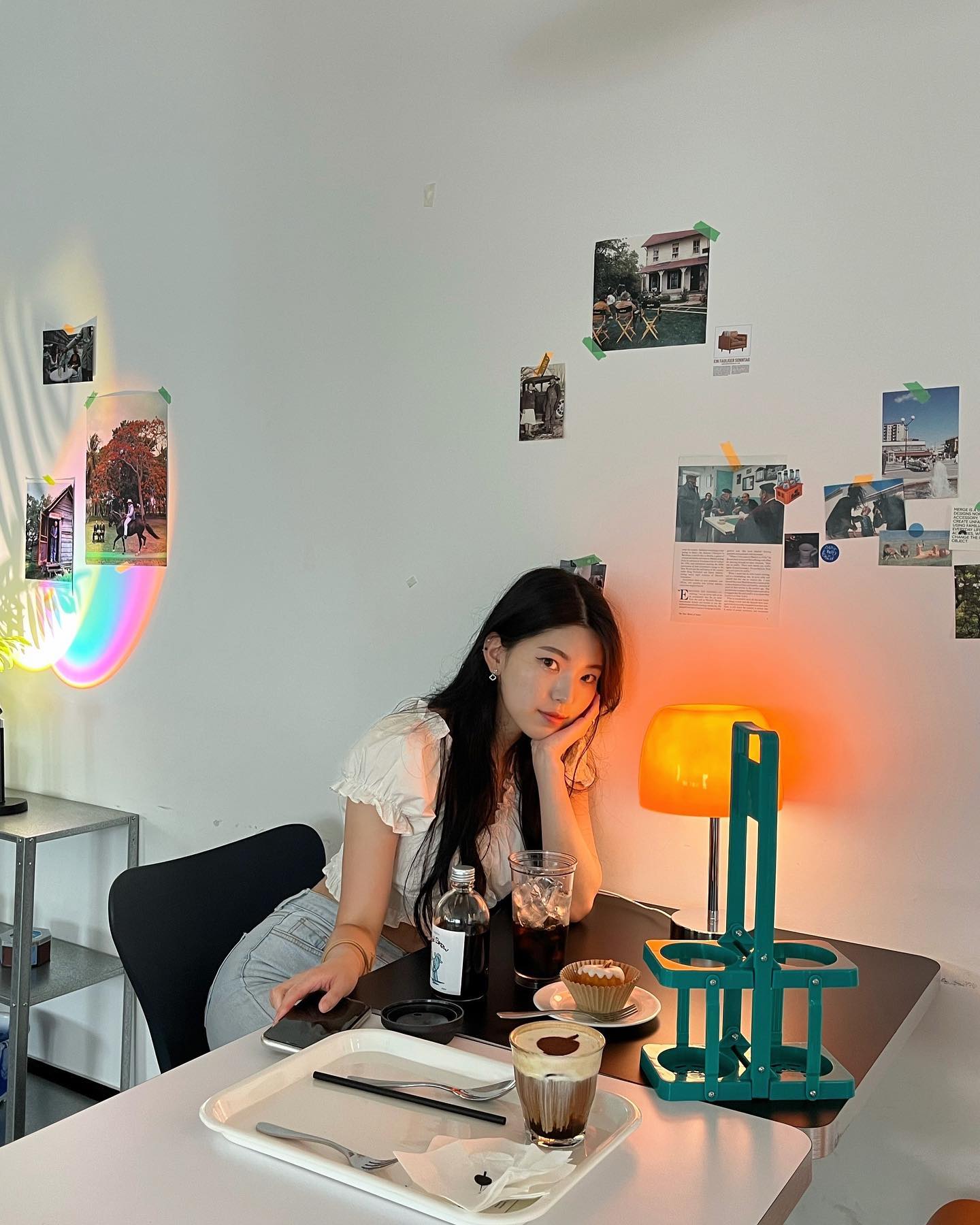 나도 집이렇게 꾸미거싶다!

스티커나 엽서,귀여운 소품을 너무 좋아해서 한번쯤 상상해봤던 벽꾸미기…😍

이..일단..!! 집부터….!!!🫨