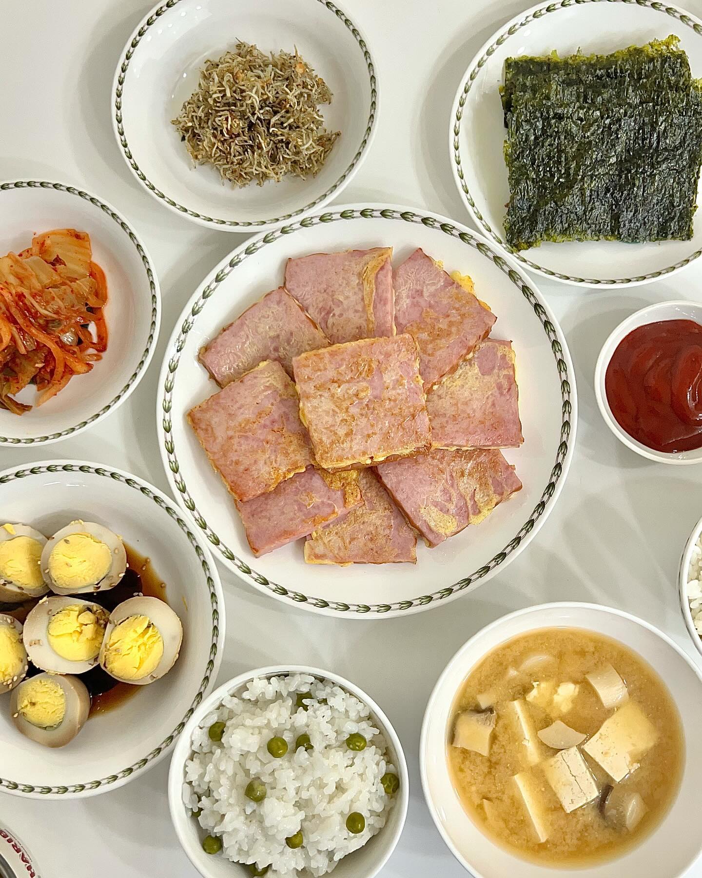 .
오늘 아침~~~!

•완두콩밥 
•버섯두부된장국
•햄계란부침
•잔멸치볶음
•배추김치
•계란장조림
•구이김

#주윤이네식탁 
#주말밥상