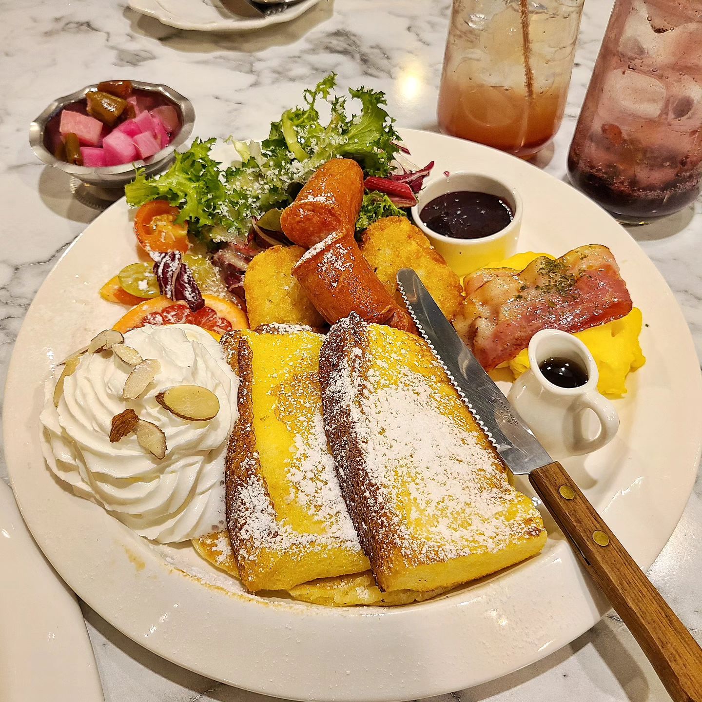 브런치는 역시 37.5

늦은밤 먹은 브런치(?) 비주얼에 반하고 맛에 반하고🫶

퐁신한 프렌치토스트가 인상적인 미국식 브런치🩷 프렌치토스트, 팬케이크, 베이컨, 스크램블에그, 소시지, 해쉬브라운, 샐러드, 과일, 휘핑, 메이플시럽, 블루베리잼 이 모든것이 브런치 안에 들어있다. 구성 한번 알찬데 맛도 있으니 요거 꼭 시켜야함😋

피자는 요즘 샐러드피자를 자주먹네! 루꼴라가 푸짐하게 들어가서 프레시하게 또 가볍게 즐길수 있었던 리코타샐러드피자. 상큼 신선한 맛이다. 거기에 꾸덕한 소스와 버터 풍미 제대로 느껴졌던 버터새우로제파스타까지💜 퇴근길 명동에서 브런치 제대로 즐기고 귀가😊

분위기 좋고 맛까지 있는 명동 37.5 안가면 손해!

#명동데이트 #명동브런치 #명동맛집