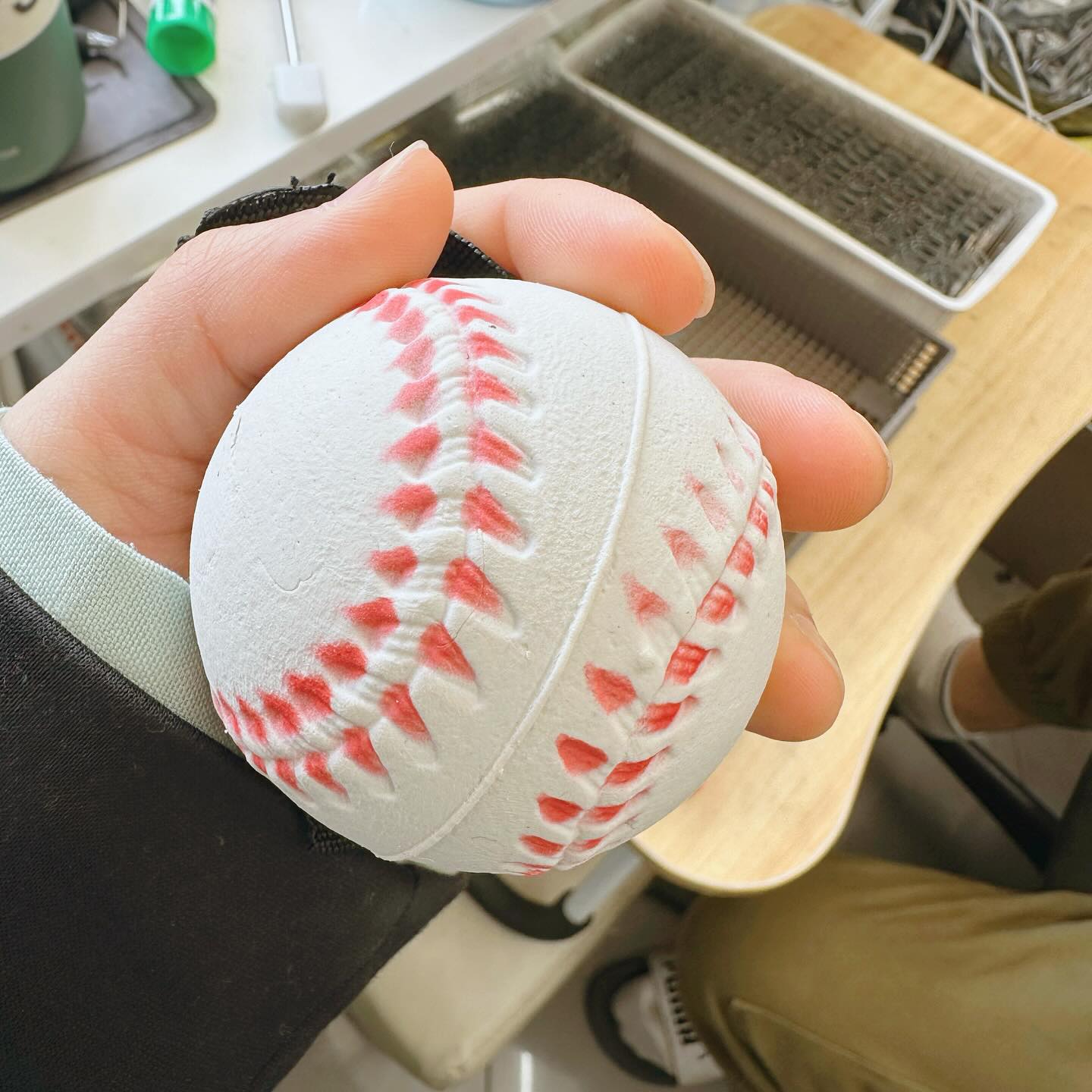 오늘은 야구 한다!

매년 더 즐거운 야구⚾️

야구공 가지고 싶다니 틈새 선물 ㅋㅋㅋㅋㅋ
사실은 스펀지공
나름대로 그립 잡아가며 던져봄
요즘 야구놀이 하는거 넘나 재밌다😝

#최강기아 #기아타이거즈 #요즘이렇게놀아요
