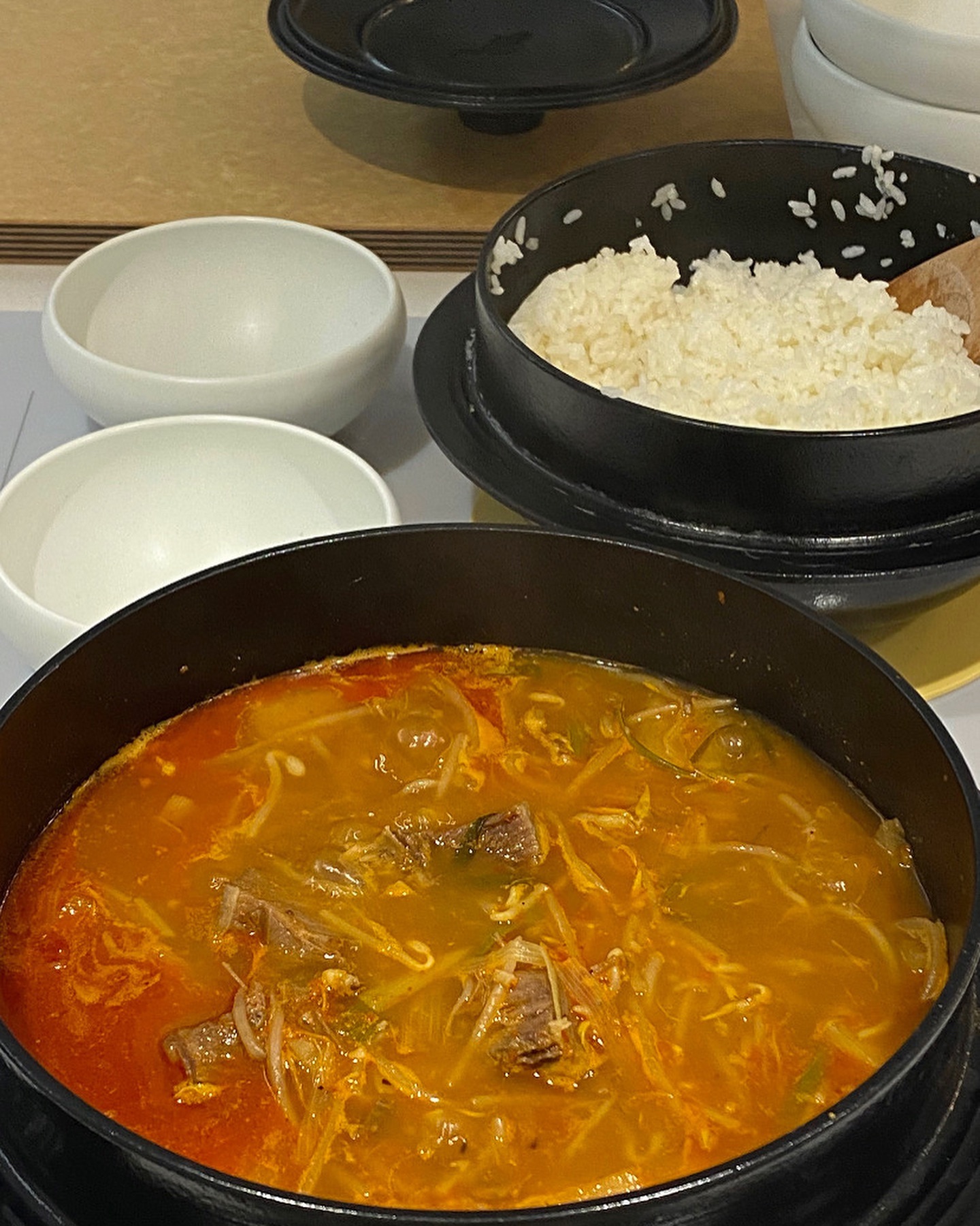 #아리레시피 
며칠전 -
죽어가는 숙주 한봉지
심폐소생하기 위해,
경상도식 빠알간 소고기무국 끓였어요.🥣

경상도식 소고기무국의 킬포는,
정말 친한 언니의 어머님이 직접 짜주신
국산들기름이예요 : )

큰 대파 입에 들어가는거 싫어하는 편이라
숙주에 슥 - 섞여들어가게끔
파는 채썰어 넣어 지글지글 볶다가,
파기름 진하게 올라오면
고춧가루 넣어 고추기름 한번 더 볶아내고
다진마늘 작은 큐브 1개, 나박나박 썰어 둔 무 넣어
고춧가루 색 예쁘게 물들때까지 볶아줍니다.

숙주 듬-뿍 올려 센 불에 보글 , 맛있는 냄새가 🎈

마지막으로
고춧가루 조금 더 넣어 보글보글 끓어오르면
약불로 줄여 푸욱 - 고아주세요 :)

뜸 들여준 가마솥밥 휘휘 저어
포슬포슬 김 나는 쌀밥까지 완성되면
공깃밥 두 공기 정도 클리어는 문제없겠죠? 🥣

활용한 제품은 okdongja1004 갈비탕 입니다.
.
.
.
.
#소고기무국
#경상도식소고기무국
#갈비탕